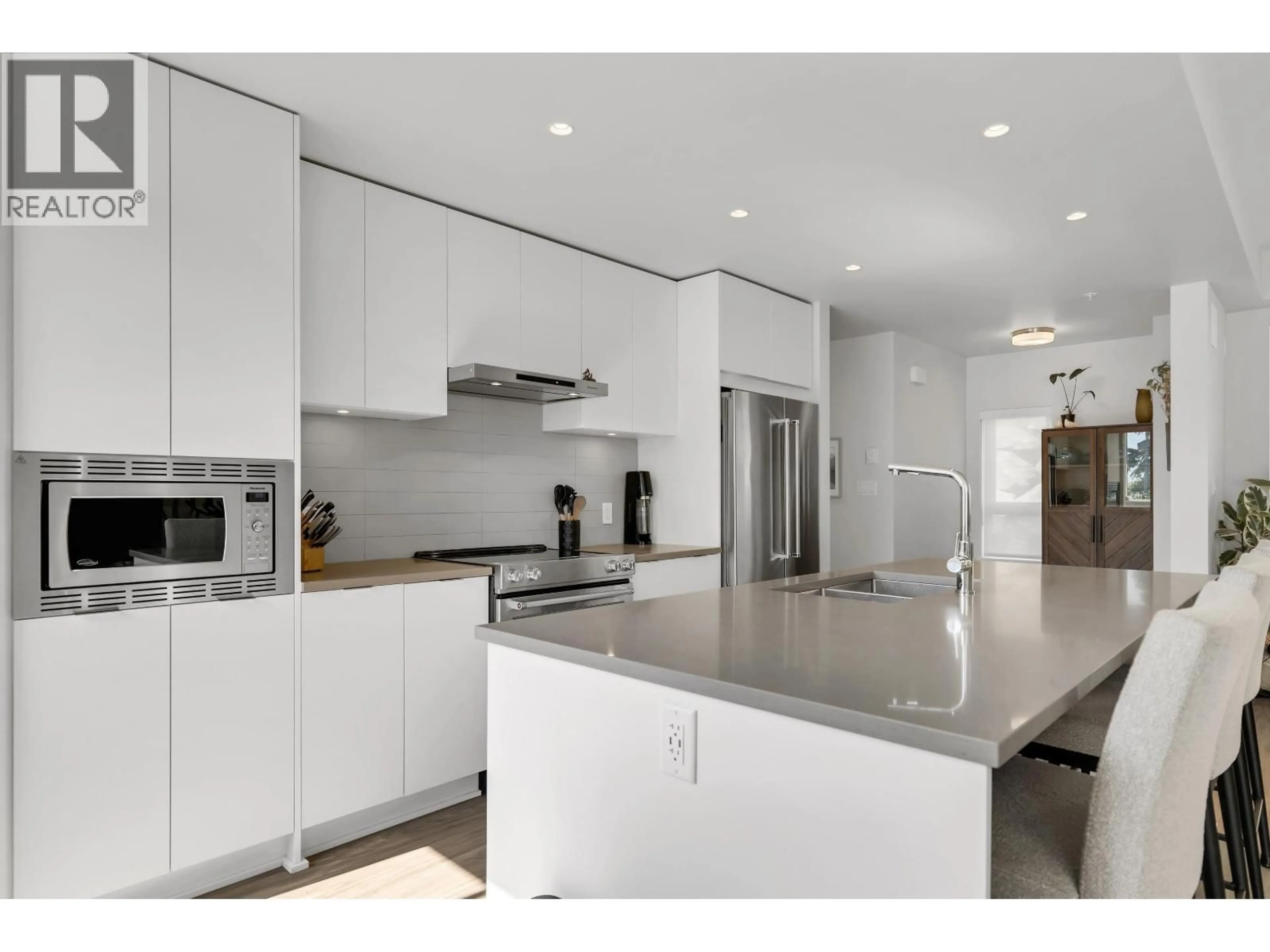 Open concept kitchen, ceramic/tile floor for 41224 HIGHLINE PLACE, Squamish British Columbia V8B1C2