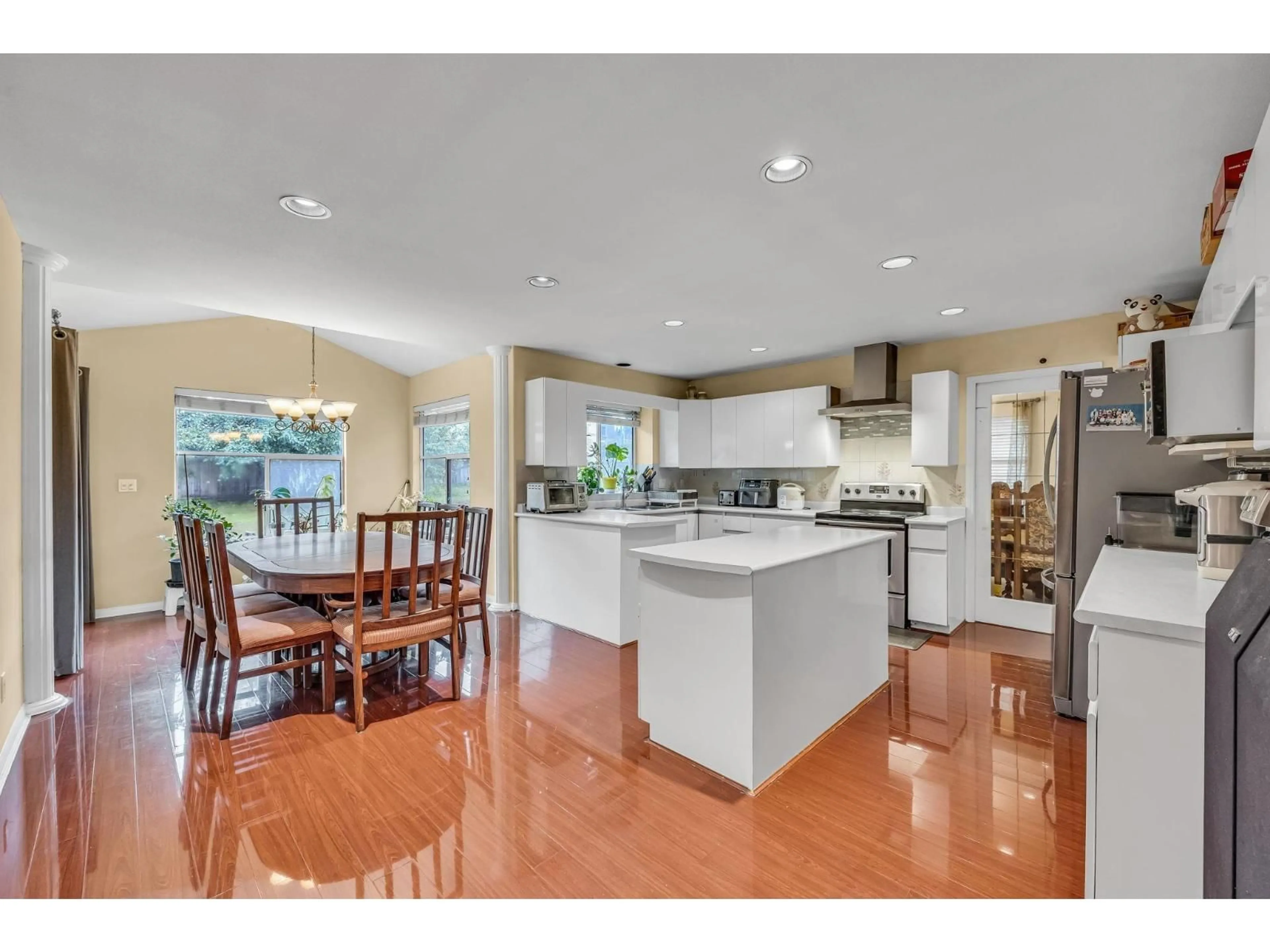 Open concept kitchen, ceramic/tile floor for 10070 171A, Surrey British Columbia V4N3L3