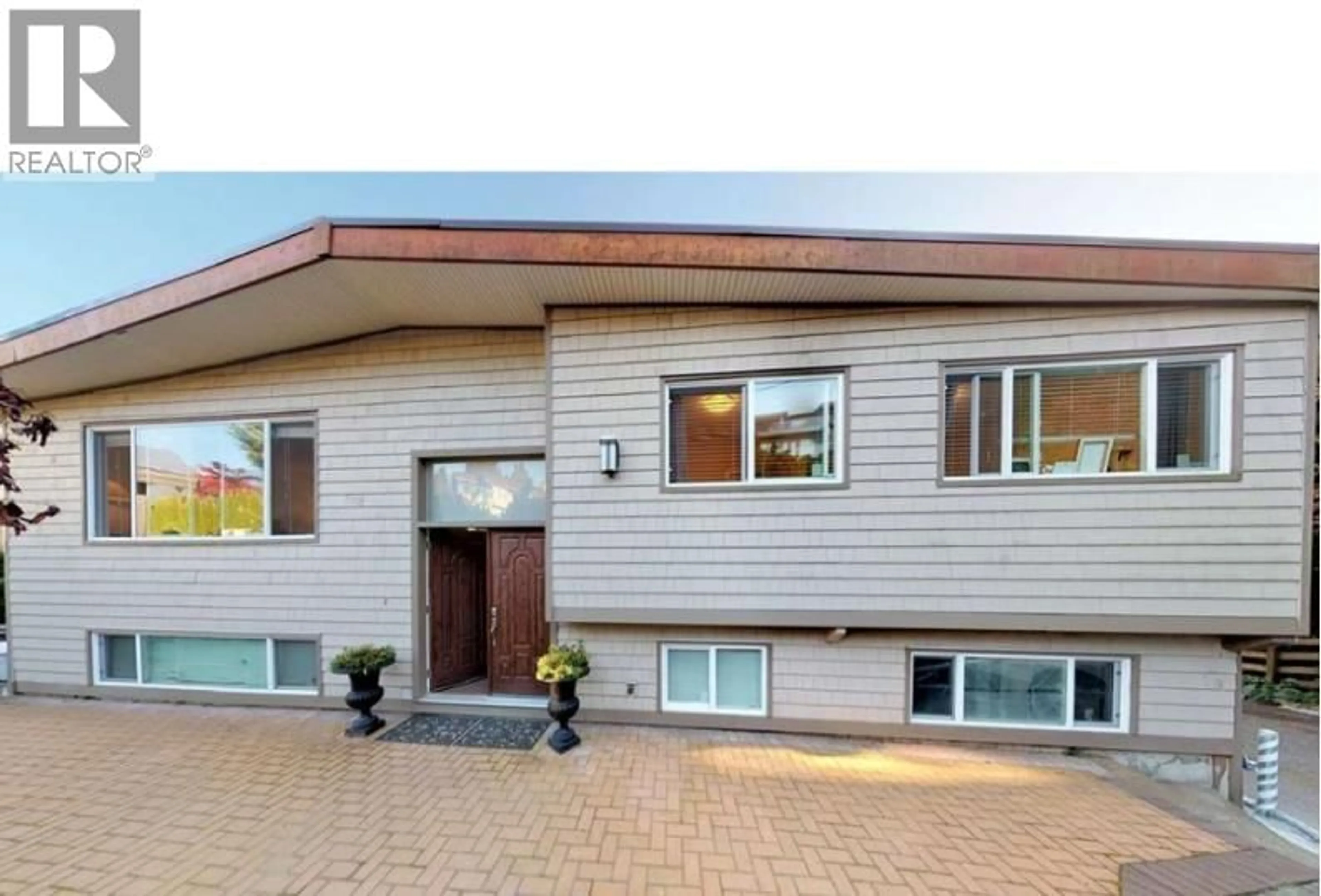 Home with vinyl exterior material, street for 520 BALLANTREE PLACE, West Vancouver British Columbia V7S1W5