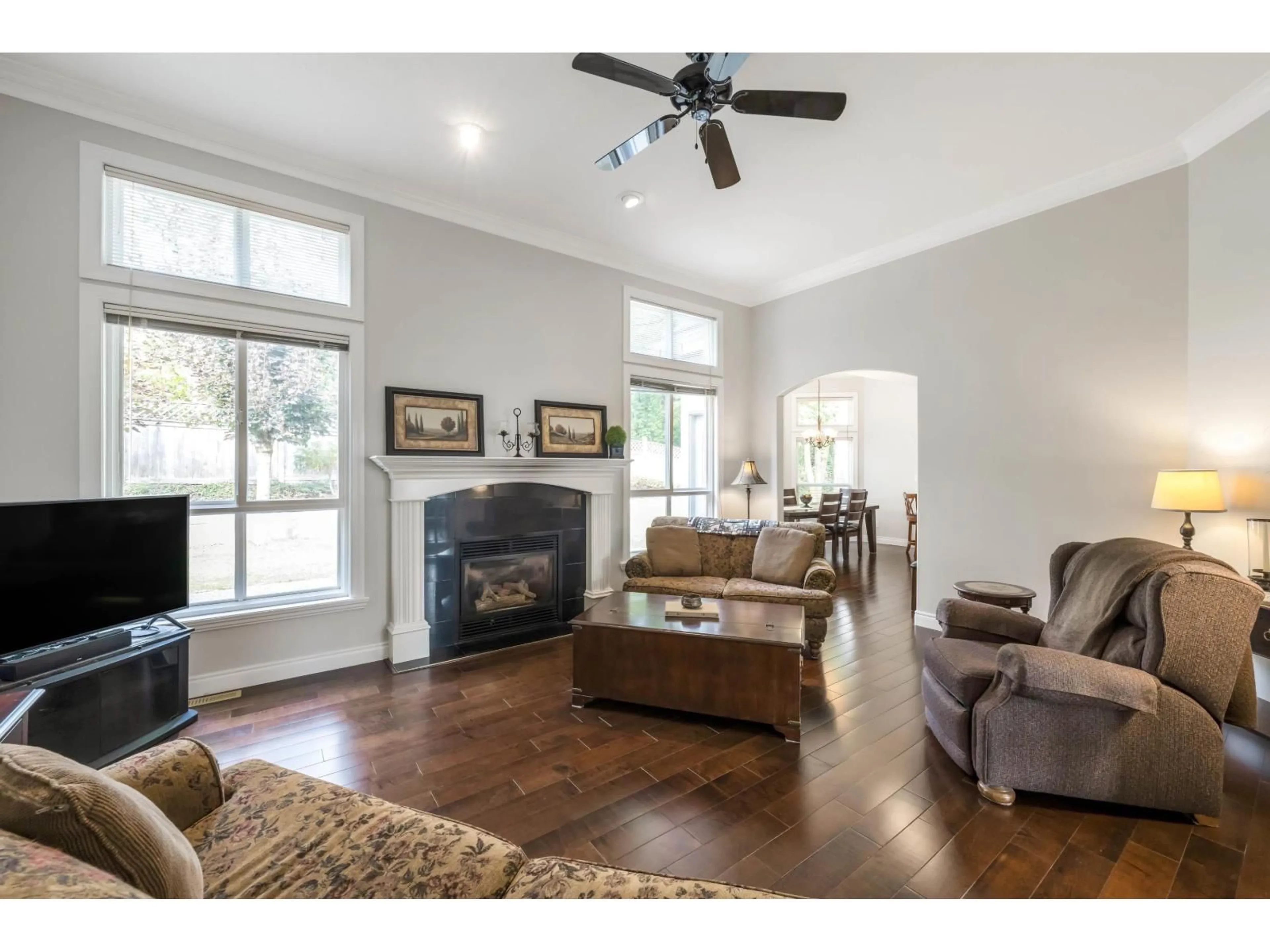 Living room with furniture, wood/laminate floor for 16683 77, Surrey British Columbia V4N0L3