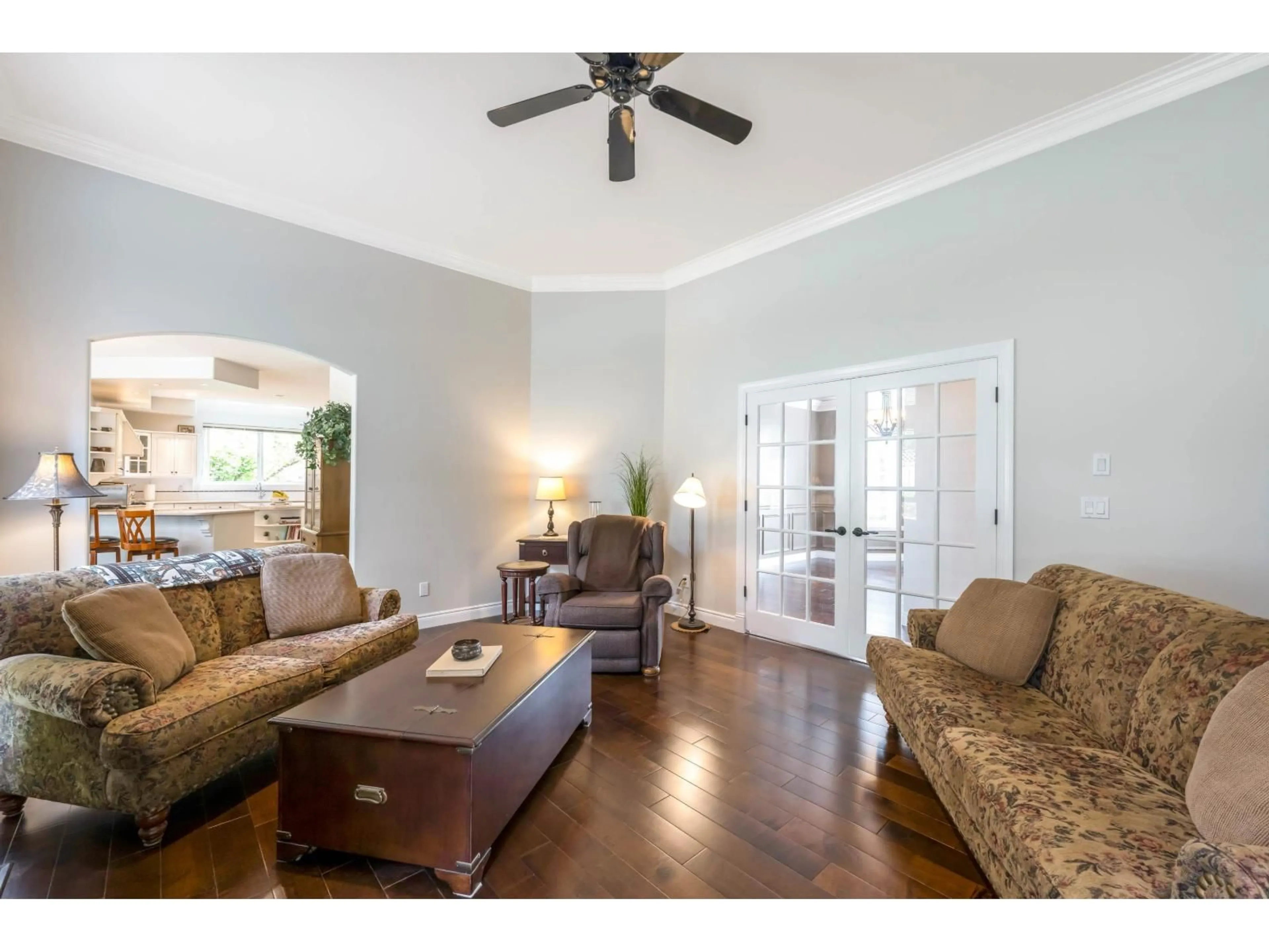 Living room with furniture, wood/laminate floor for 16683 77, Surrey British Columbia V4N0L3