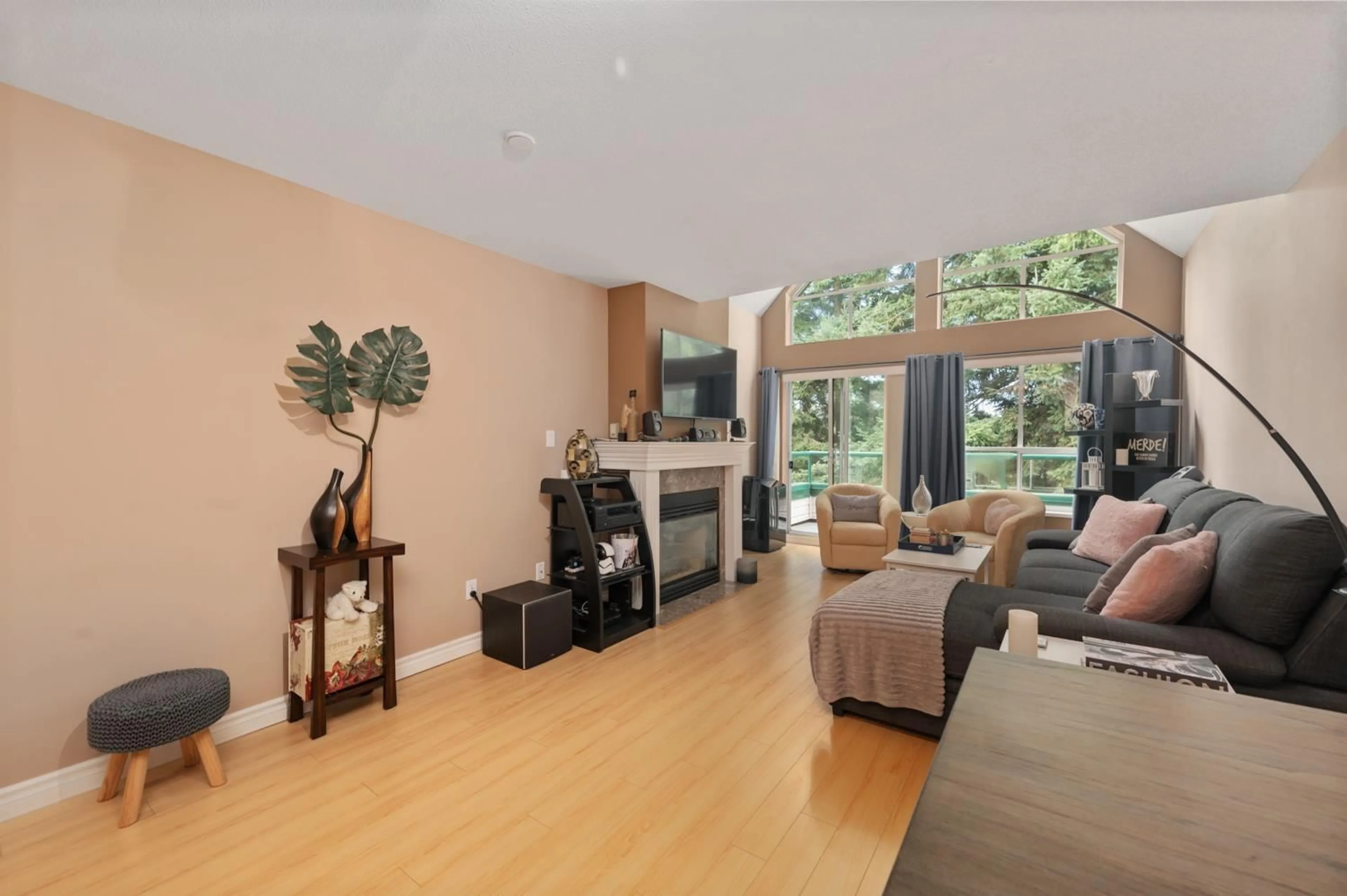 Living room with furniture, wood/laminate floor for 407 - 33280 BOURQUIN EAST, Abbotsford British Columbia V2S7K2