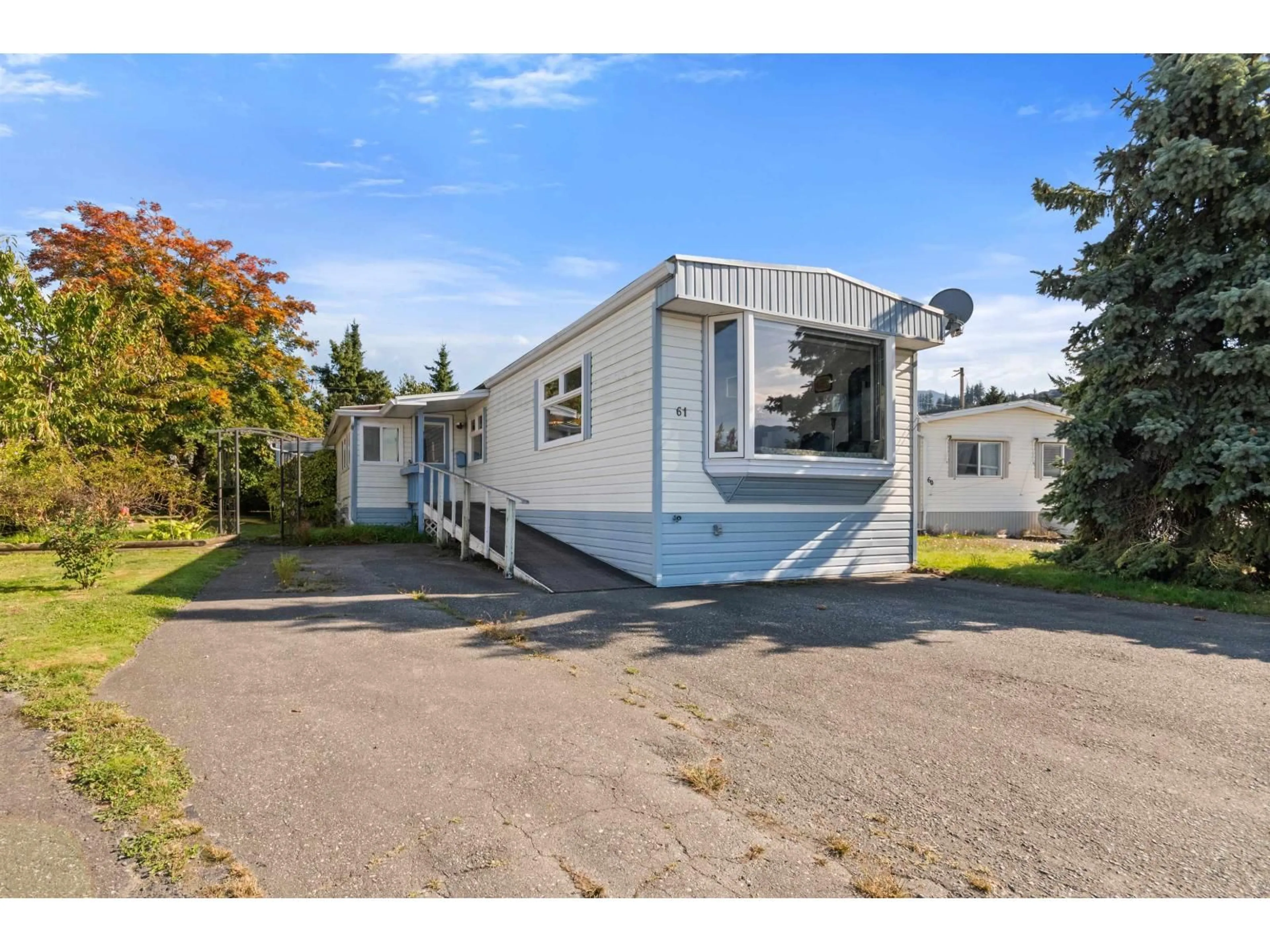 Home with vinyl exterior material, street for 61 - 45640 WATSON ROAD, Chilliwack British Columbia V2R3R1