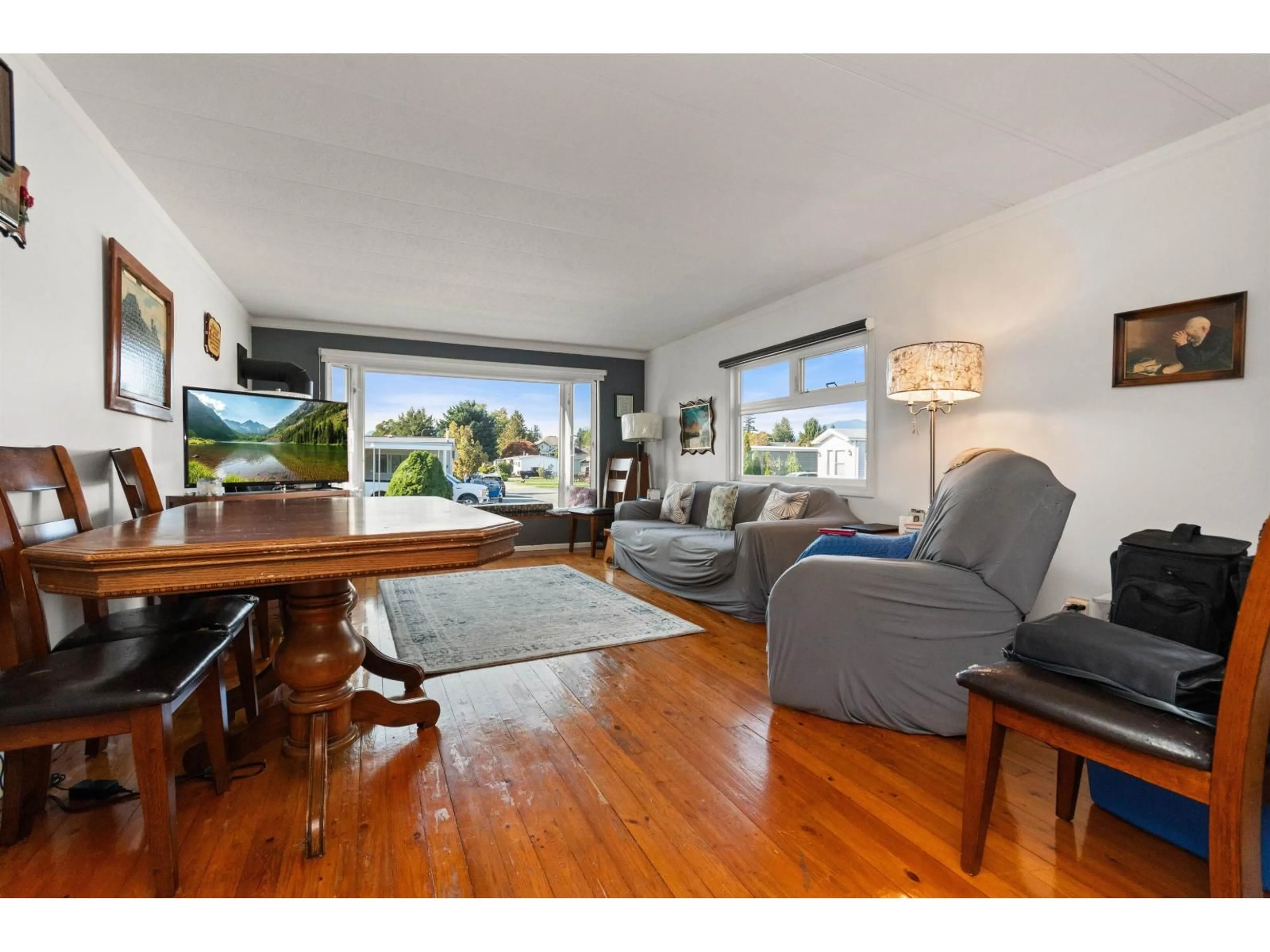 Living room with furniture, wood/laminate floor for 61 - 45640 WATSON ROAD, Chilliwack British Columbia V2R3R1