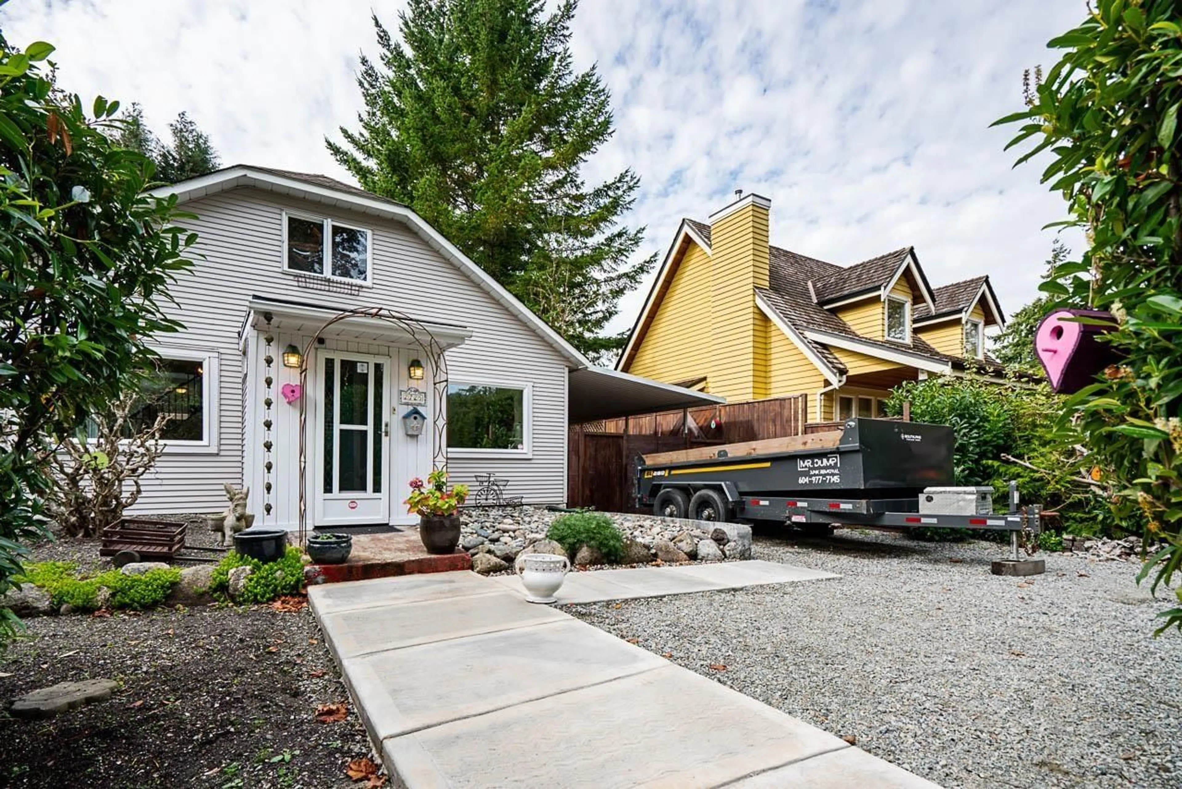 Home with vinyl exterior material, street for 2725 GORDON, Surrey British Columbia V4A3J2