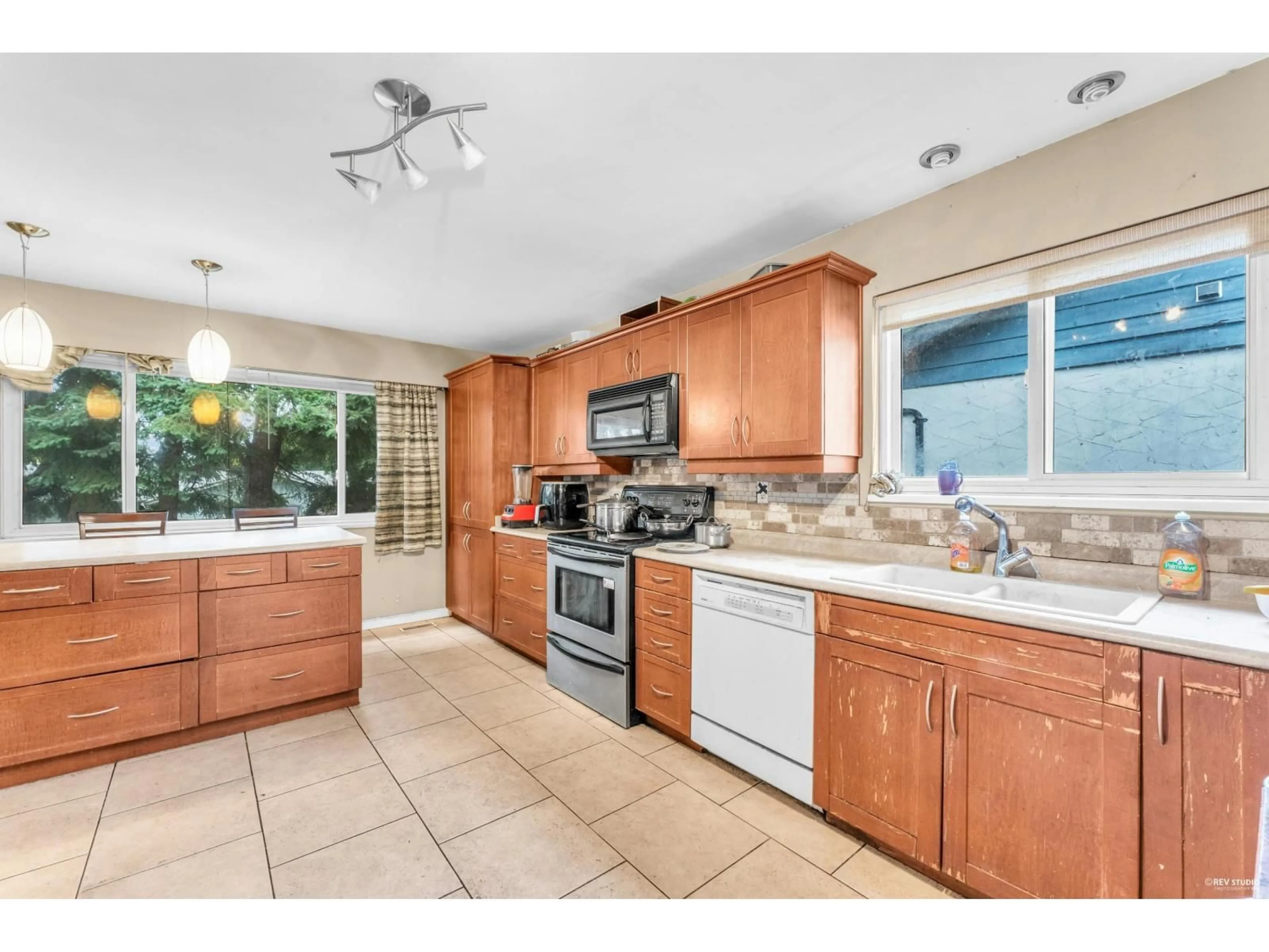 Open concept kitchen, ceramic/tile floor for 11876 82A, Delta British Columbia V4C2E6