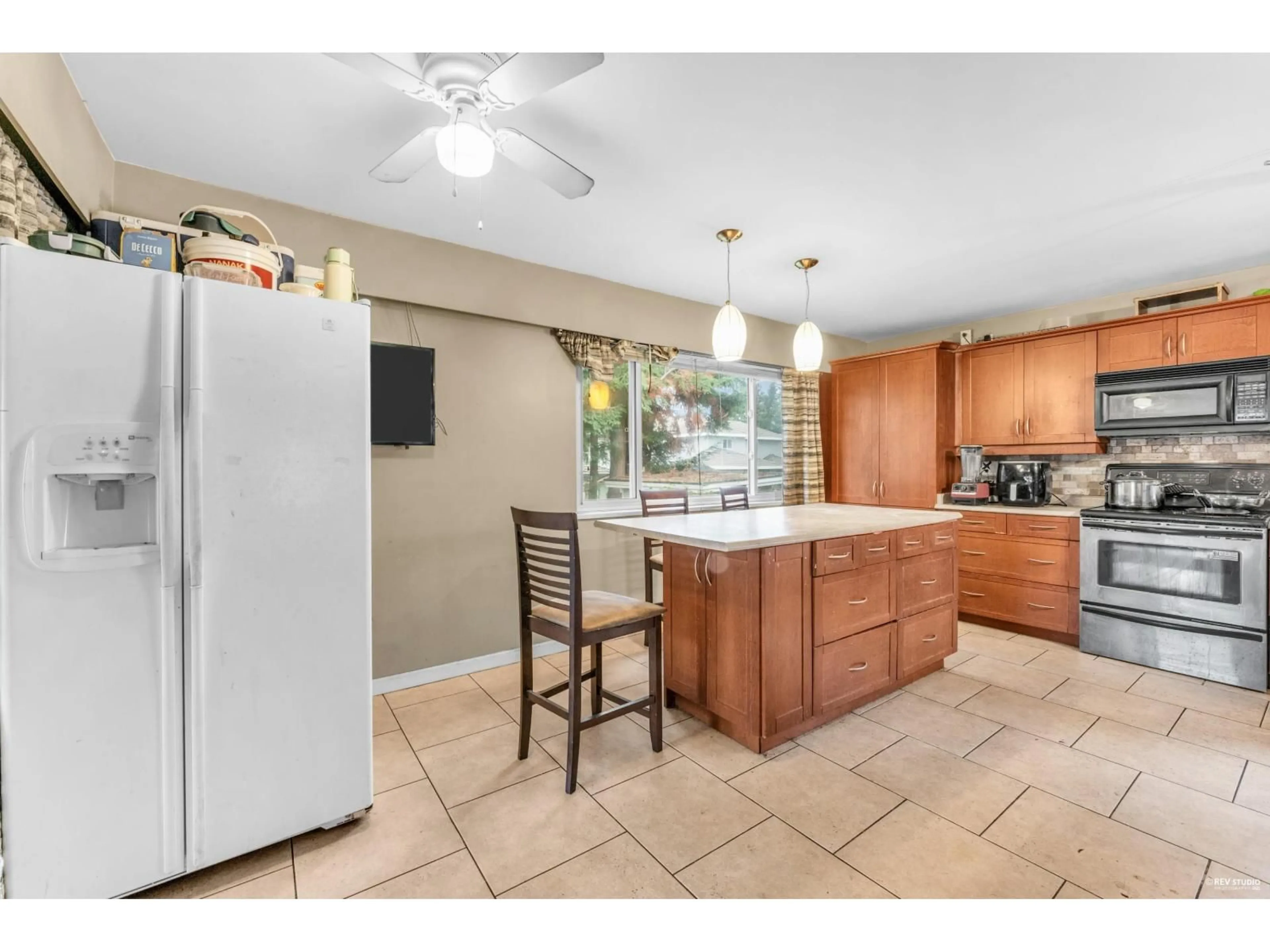 Open concept kitchen, ceramic/tile floor for 11876 82A, Delta British Columbia V4C2E6