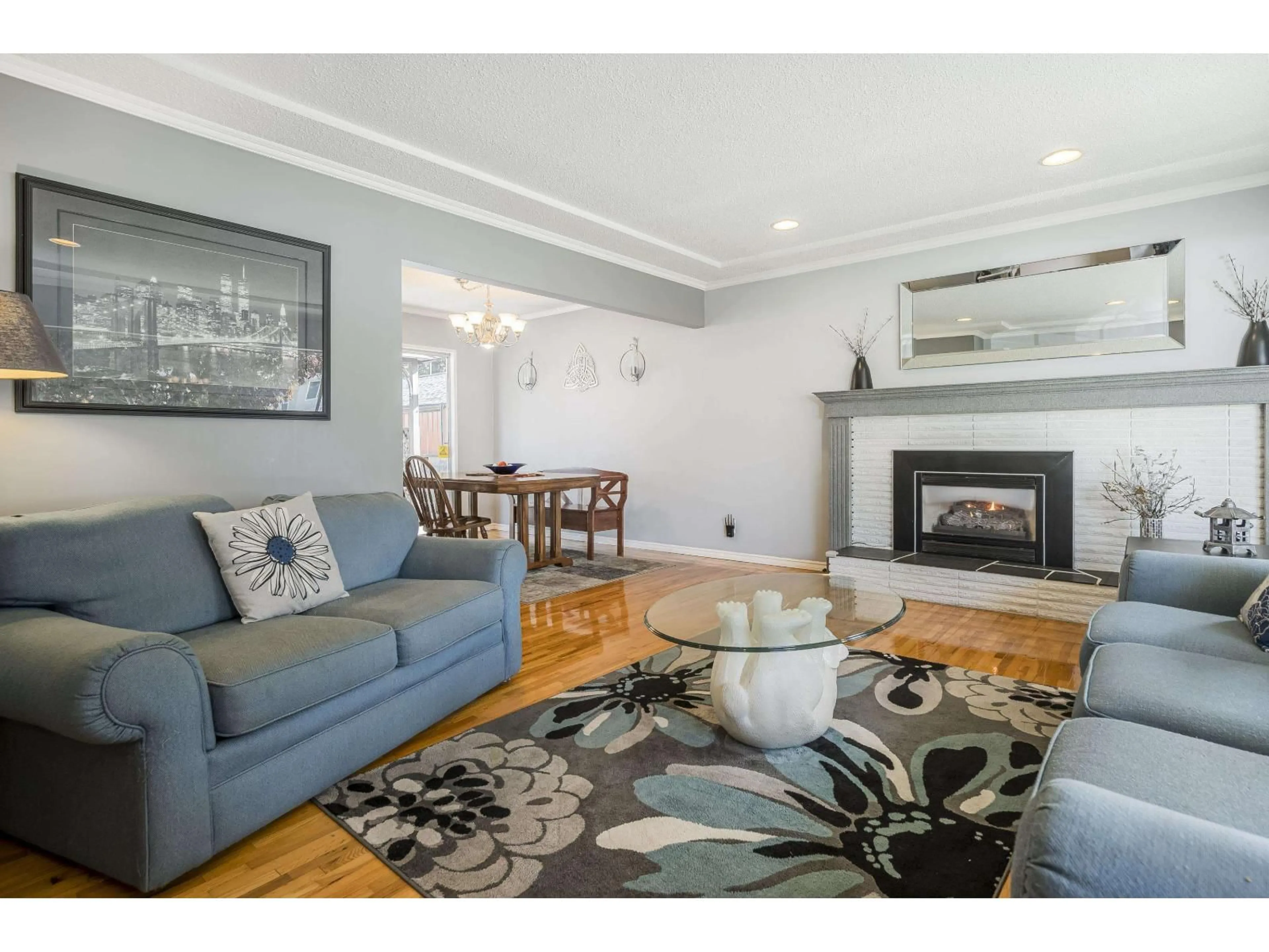 Living room with furniture, wood/laminate floor for 10954 145A, Surrey British Columbia V3R3S4