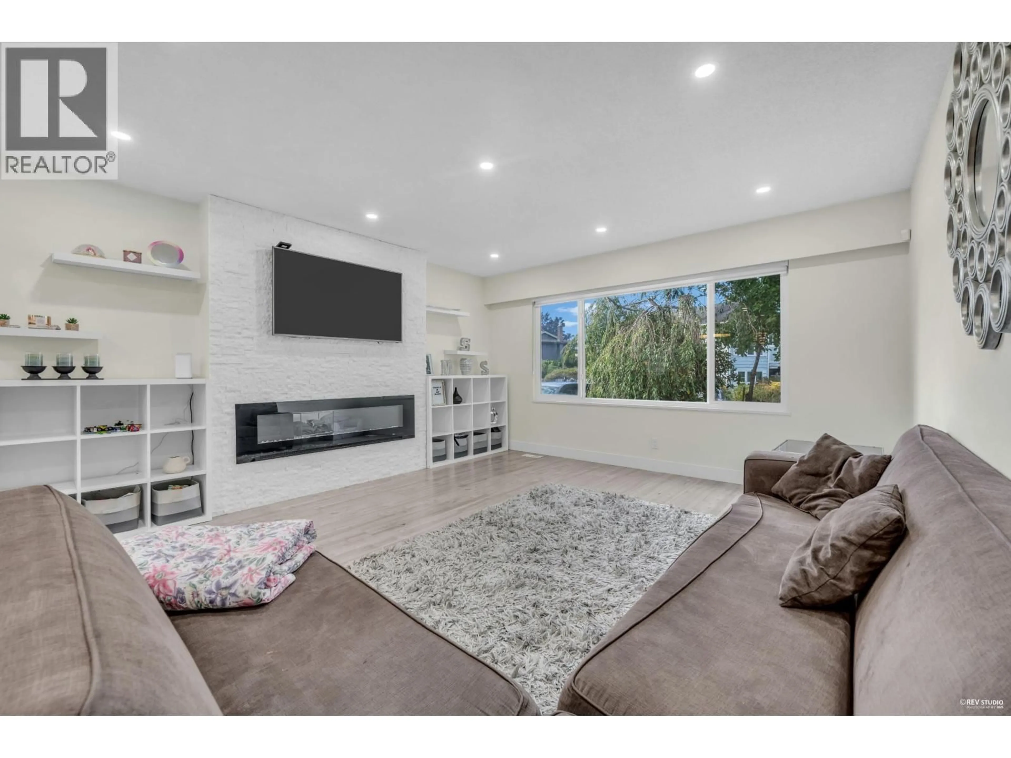 Living room with furniture, unknown for 11280 CARAVEL COURT, Richmond British Columbia V7E4L2