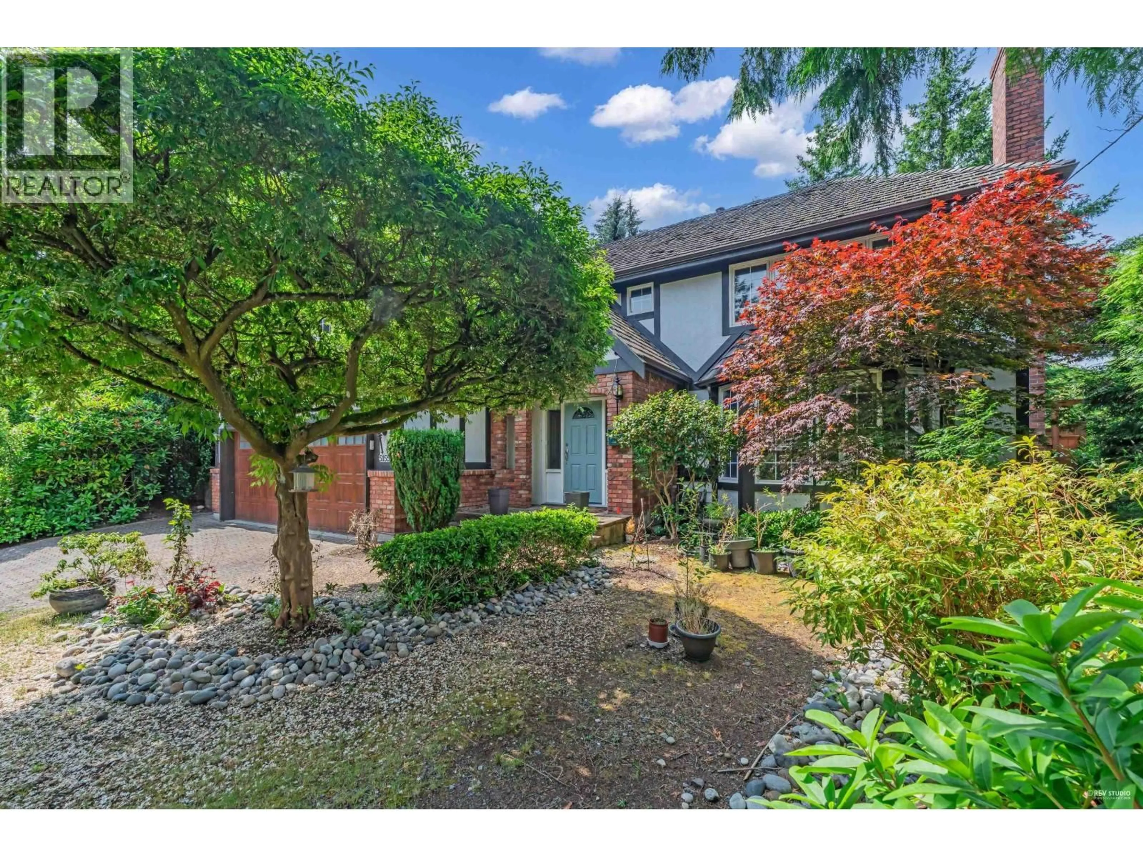 A pic from outside/outdoor area/front of a property/back of a property/a pic from drone, street for 5155 ALDERFEILD PLACE, West Vancouver British Columbia V7W2W7