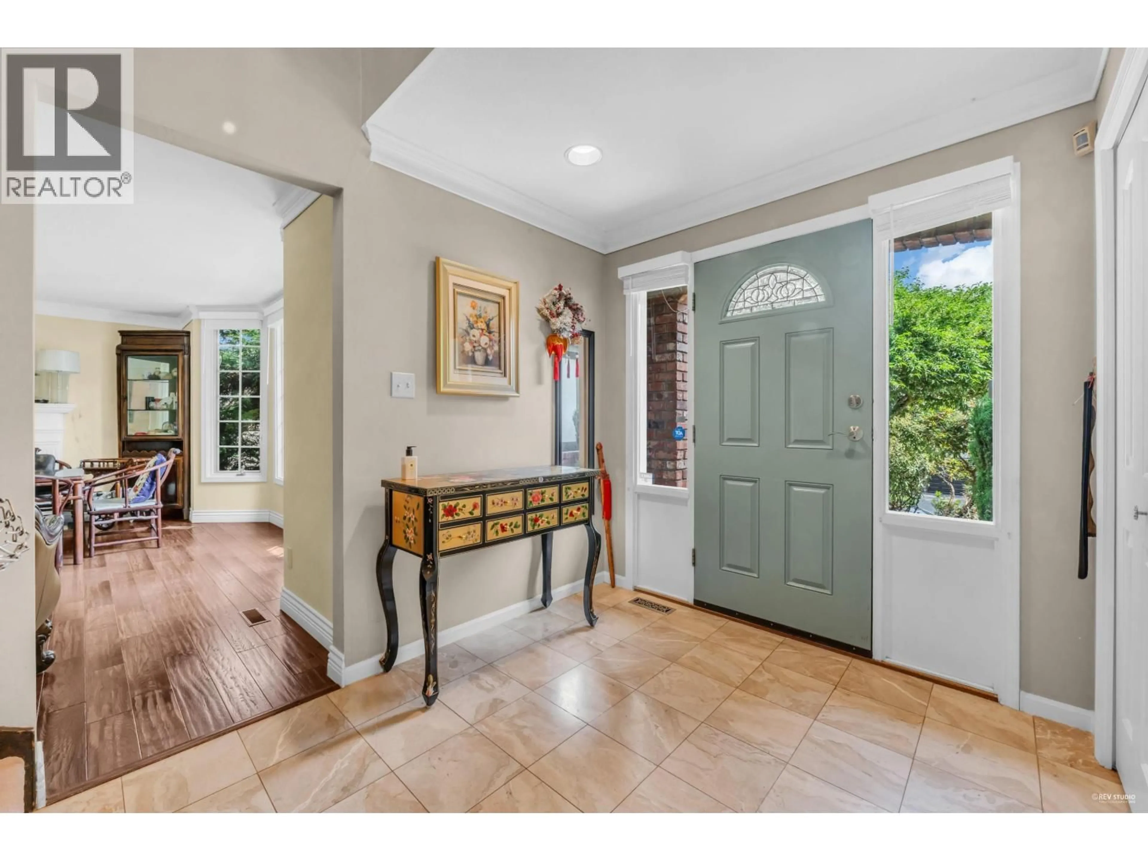 Indoor entryway for 5155 ALDERFEILD PLACE, West Vancouver British Columbia V7W2W7