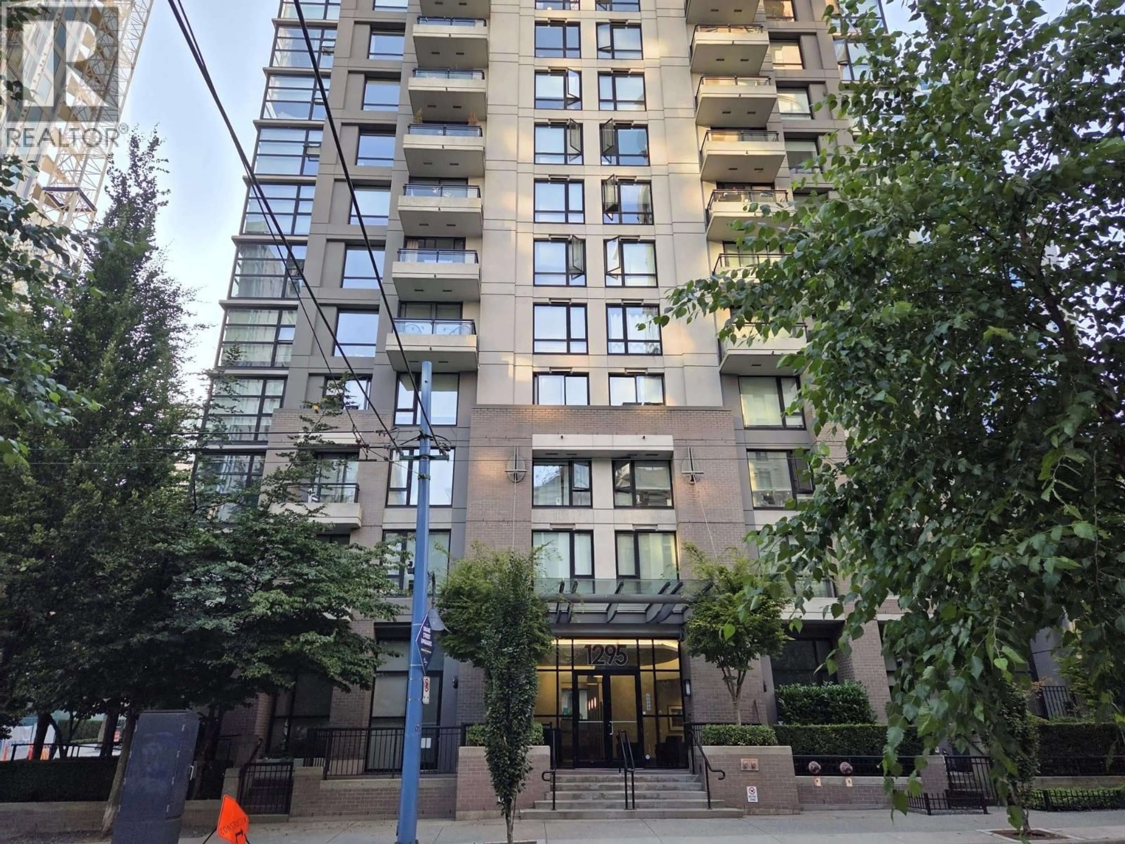 Indoor foyer for 302 - 1295 RICHARDS STREET, Vancouver British Columbia V6B1B7