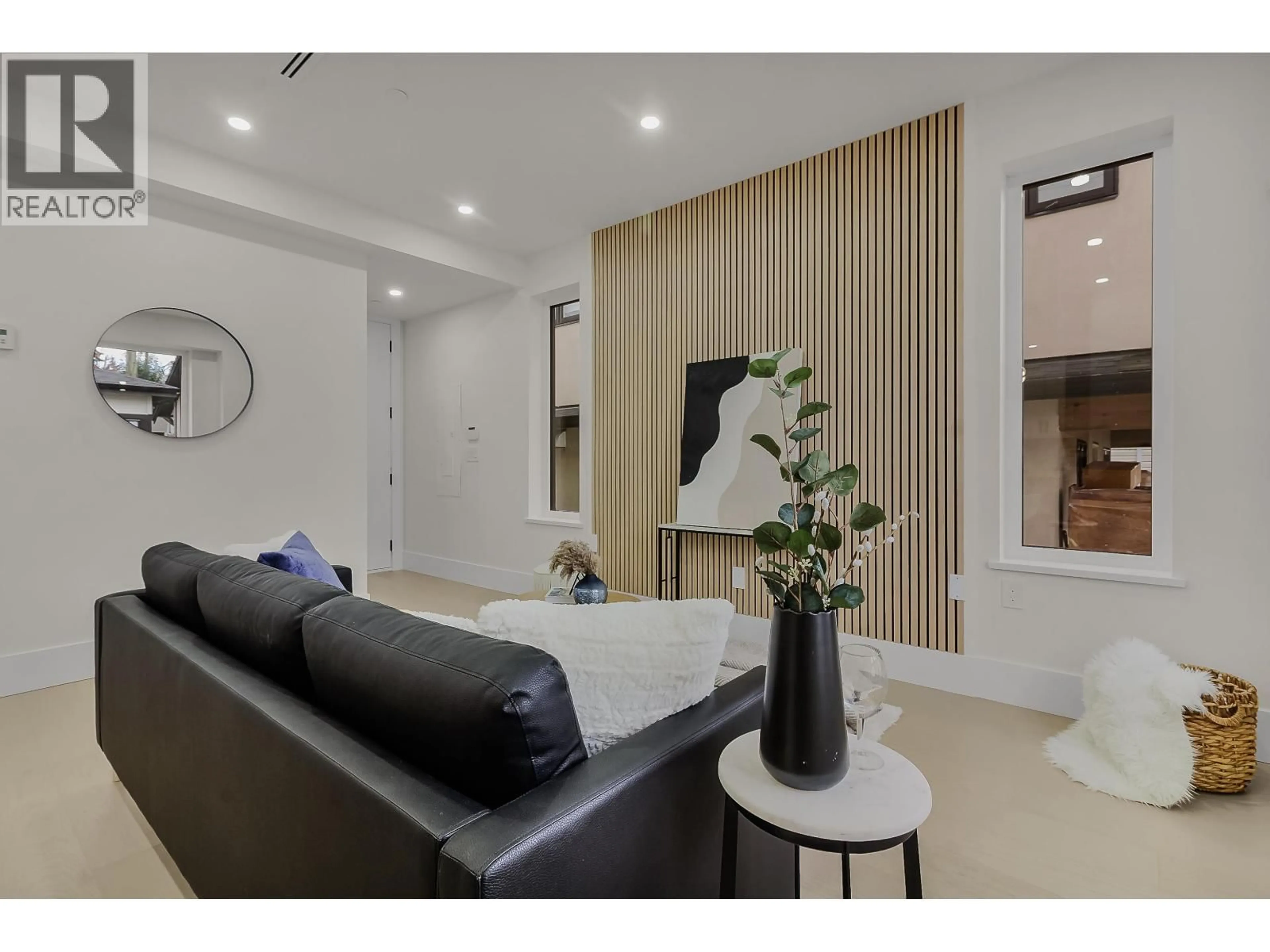 Unknown for 2 - 585 E 60TH AVENUE, Vancouver British Columbia V5X2A2