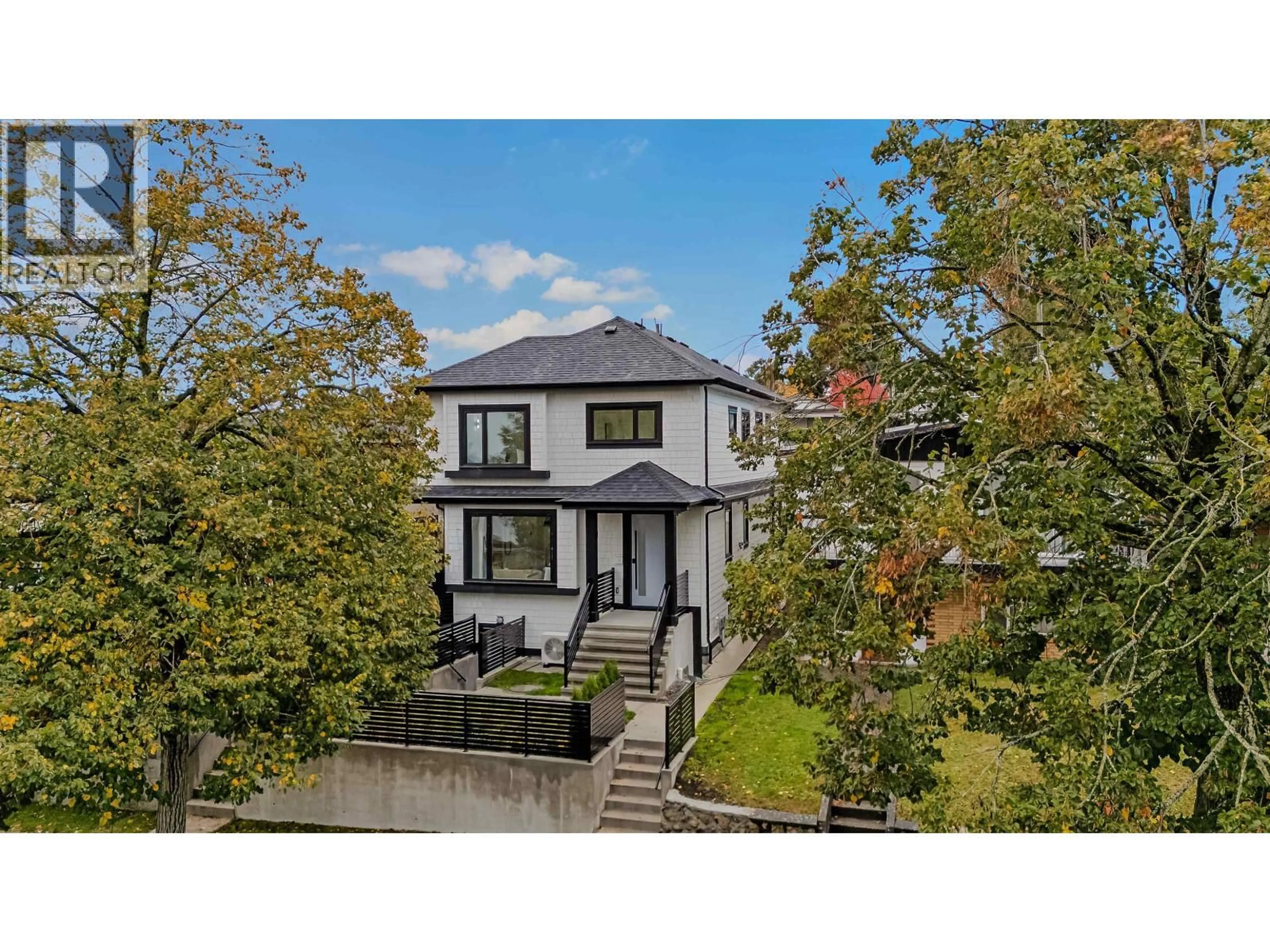 A pic from outside/outdoor area/front of a property/back of a property/a pic from drone, street for 1 - 585 E 60TH AVENUE, Vancouver British Columbia V5X2A2