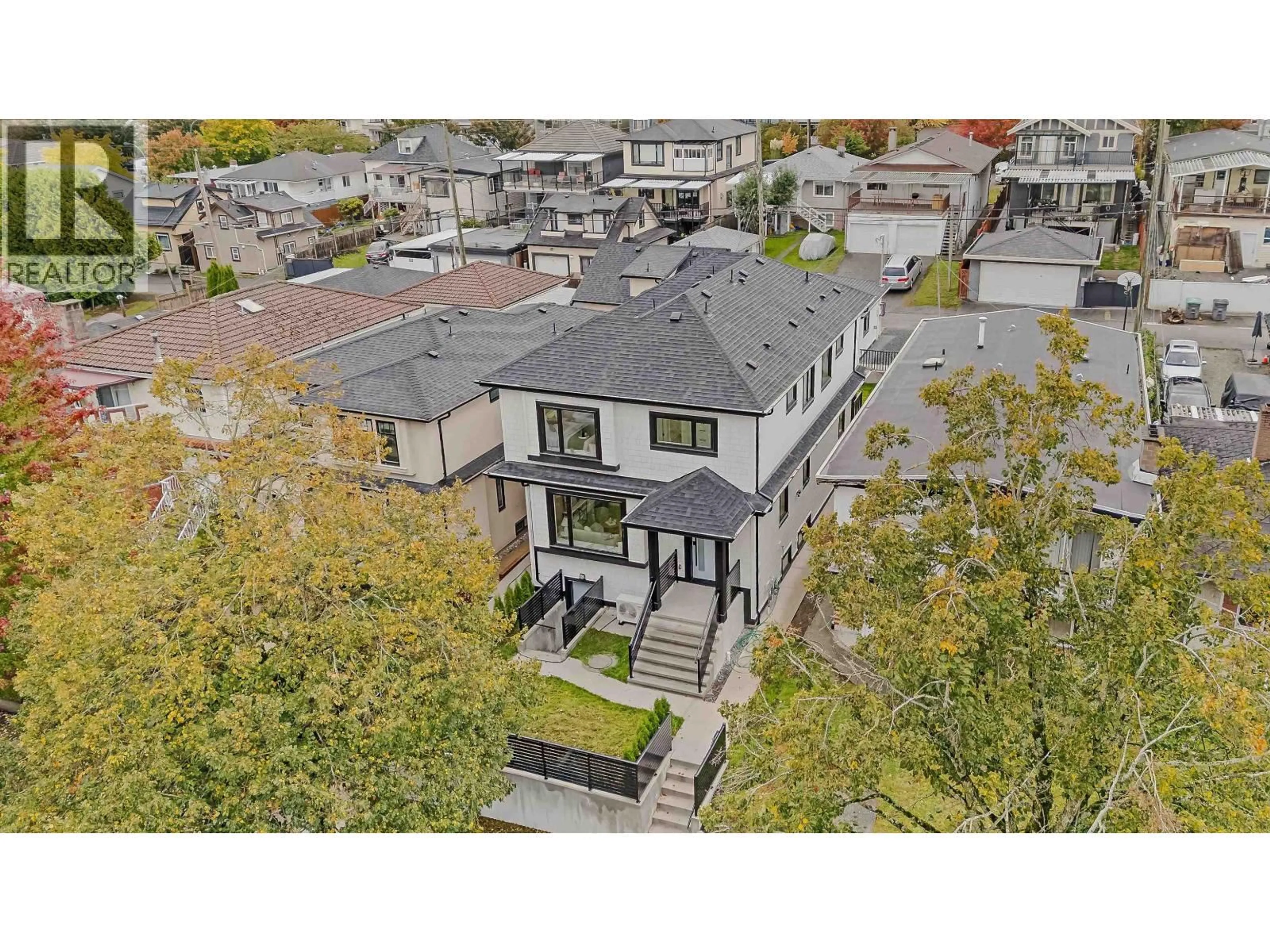 A pic from outside/outdoor area/front of a property/back of a property/a pic from drone, street for 1 - 585 E 60TH AVENUE, Vancouver British Columbia V5X2A2