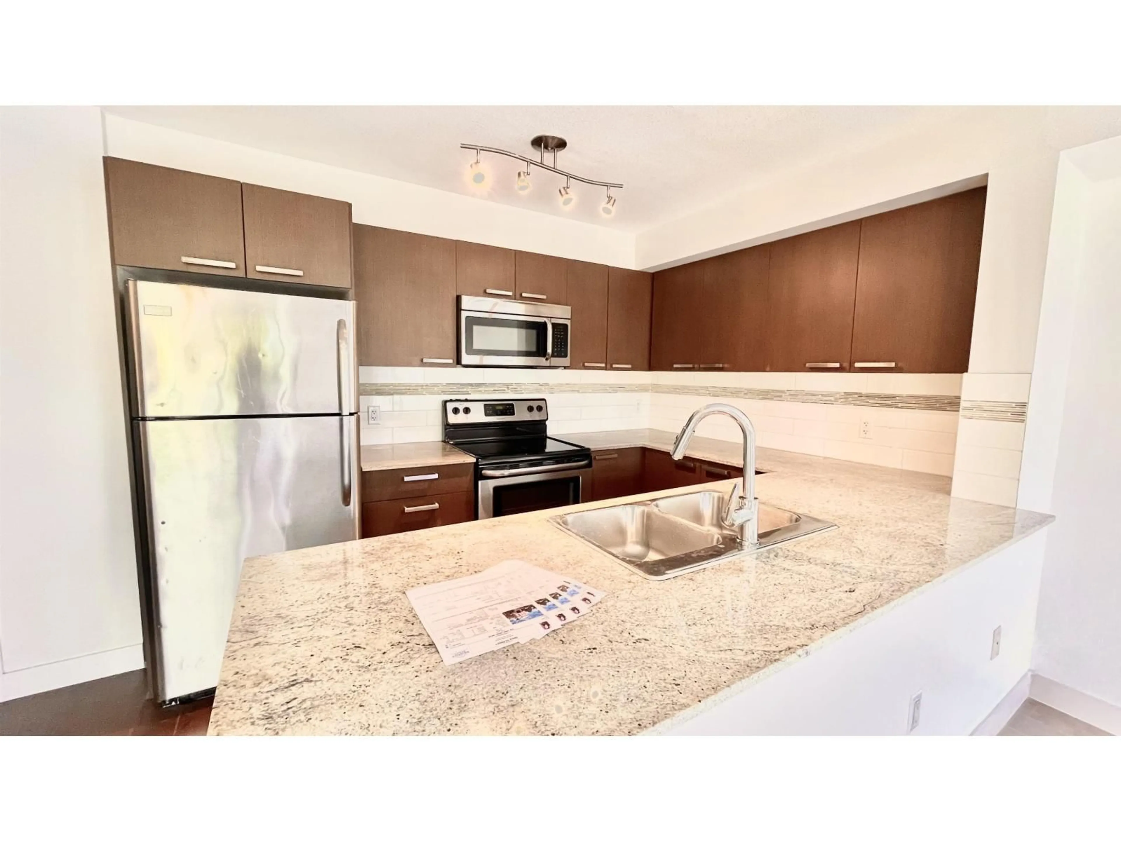 Standard kitchen, ceramic/tile floor for 618 - 13883 LAUREL, Surrey British Columbia V3T1A8