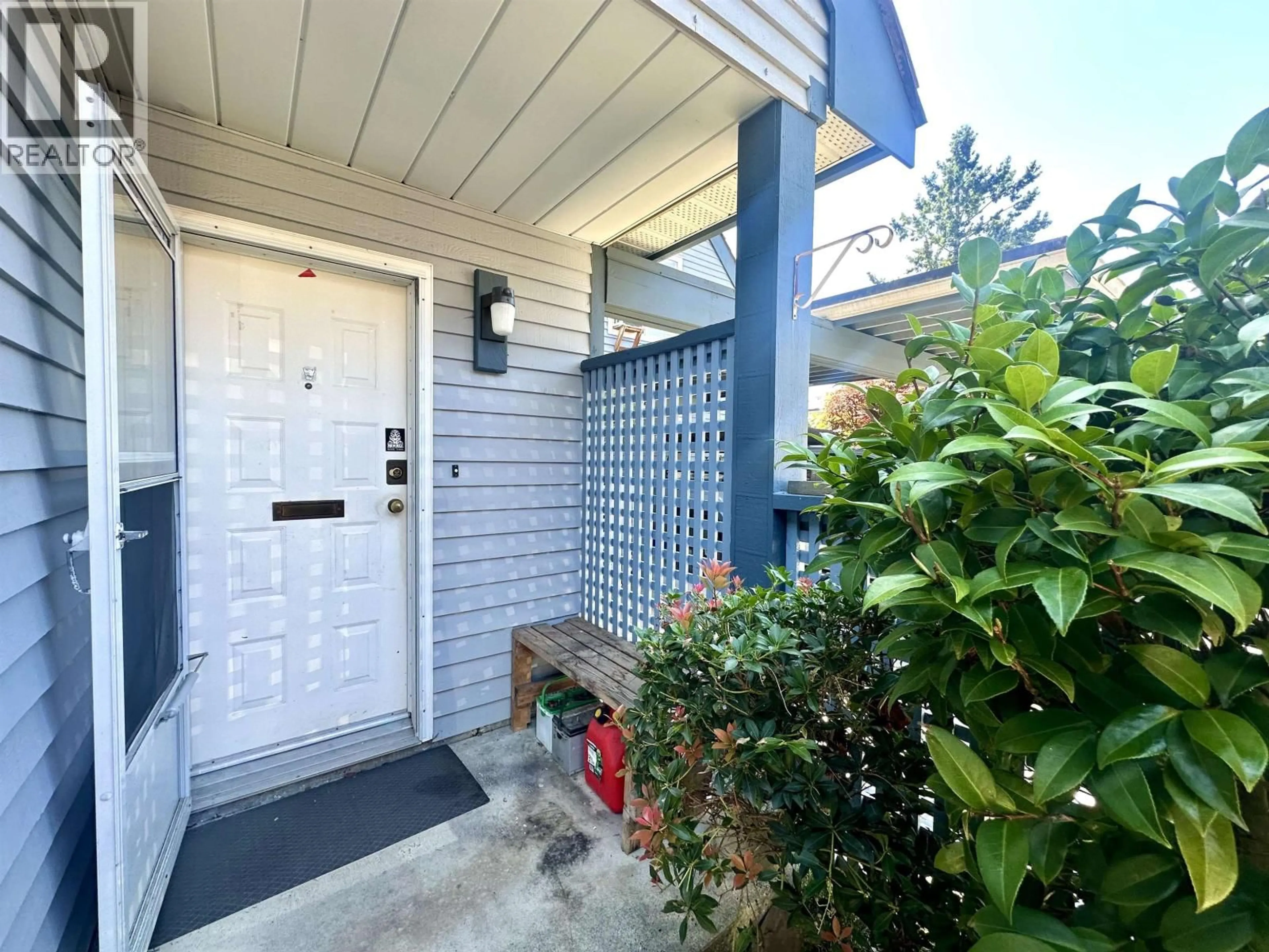 Indoor entryway for 11 - 8700 BLUNDELL ROAD, Richmond British Columbia V6Y1K1