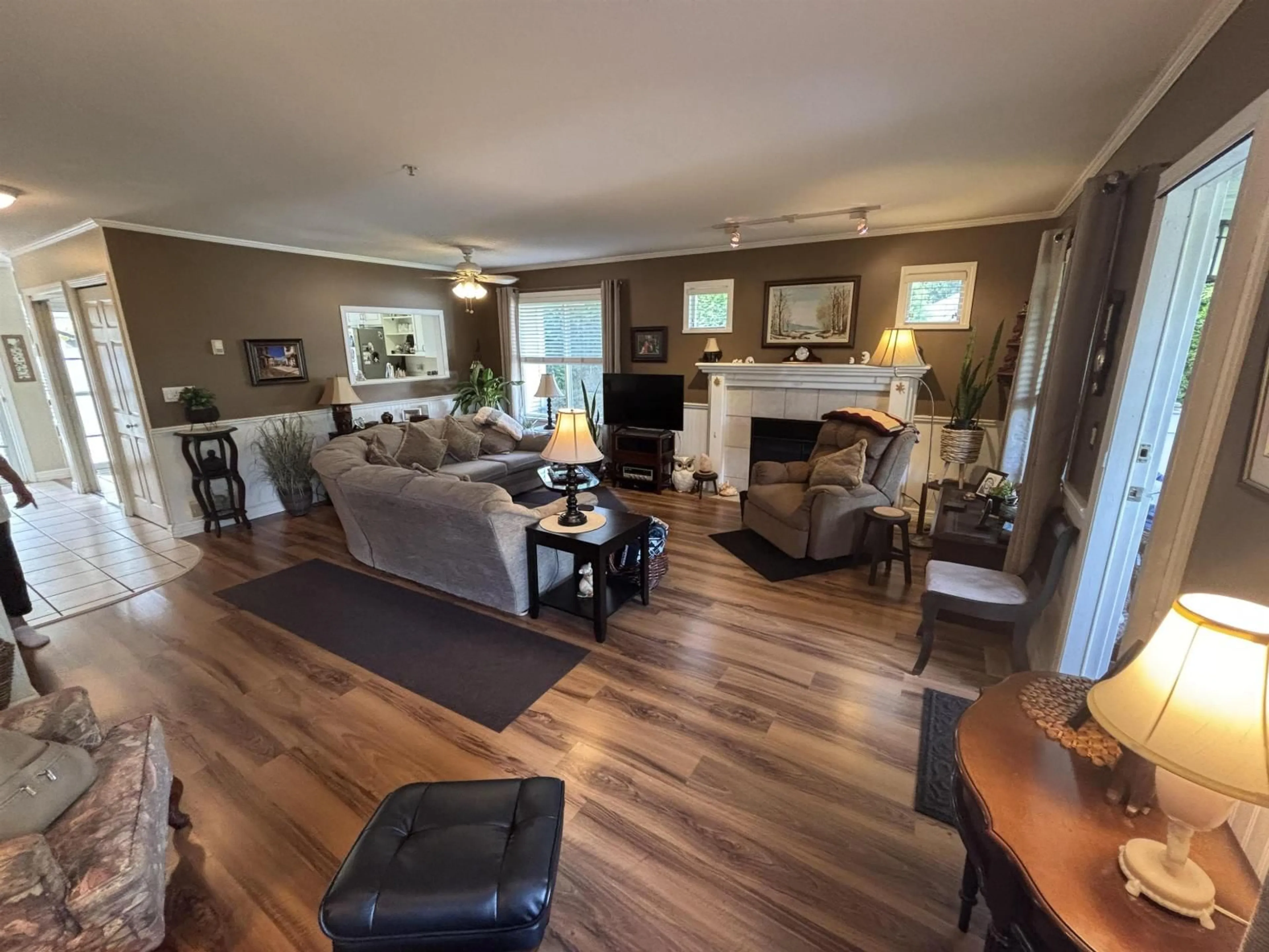 Living room with furniture, wood/laminate floor for 48 - 20761 TELEGRAPH, Langley British Columbia V1M2W3