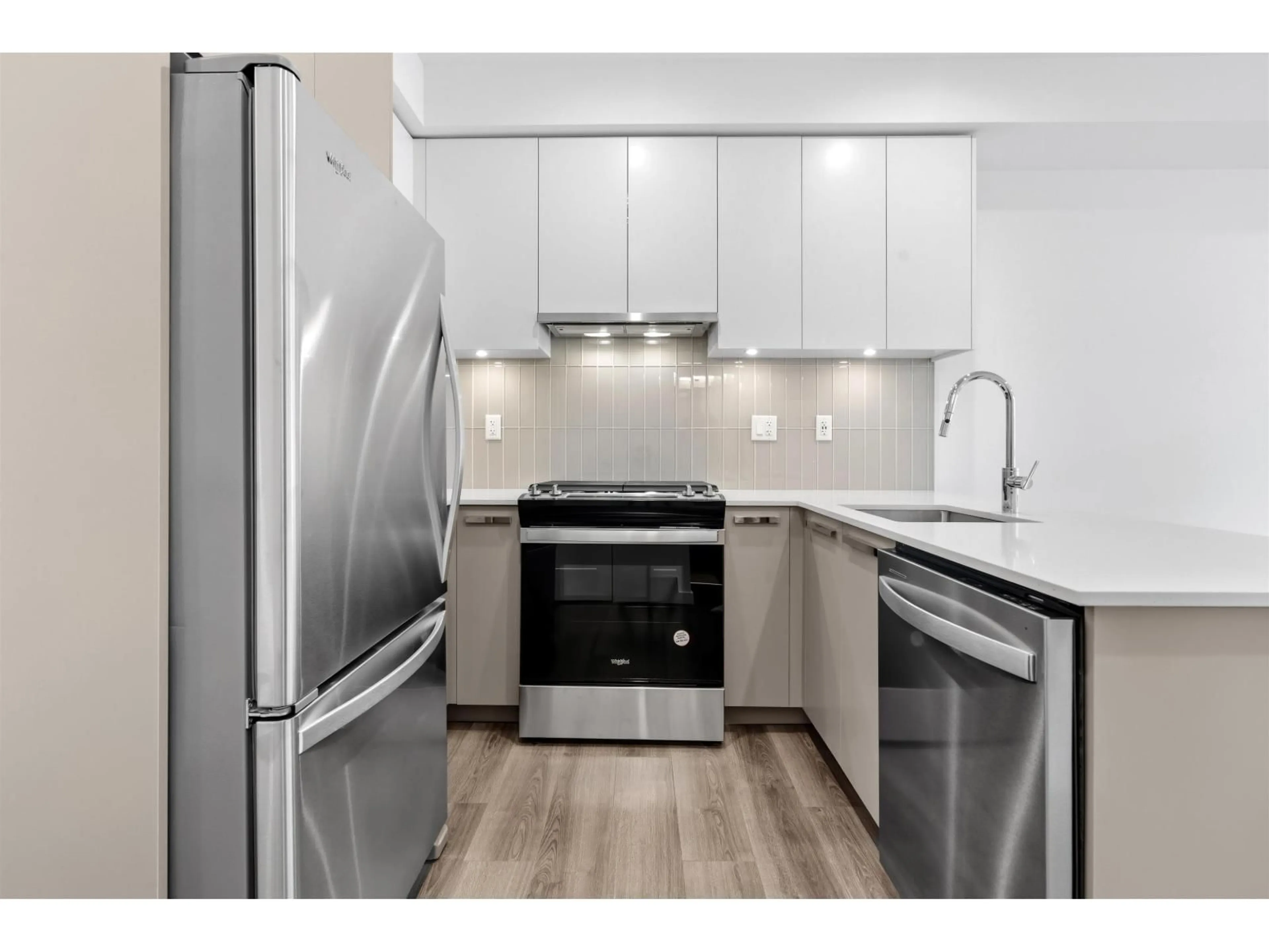 Standard kitchen, unknown for 115 - 13788 76, Surrey British Columbia V3W3V9