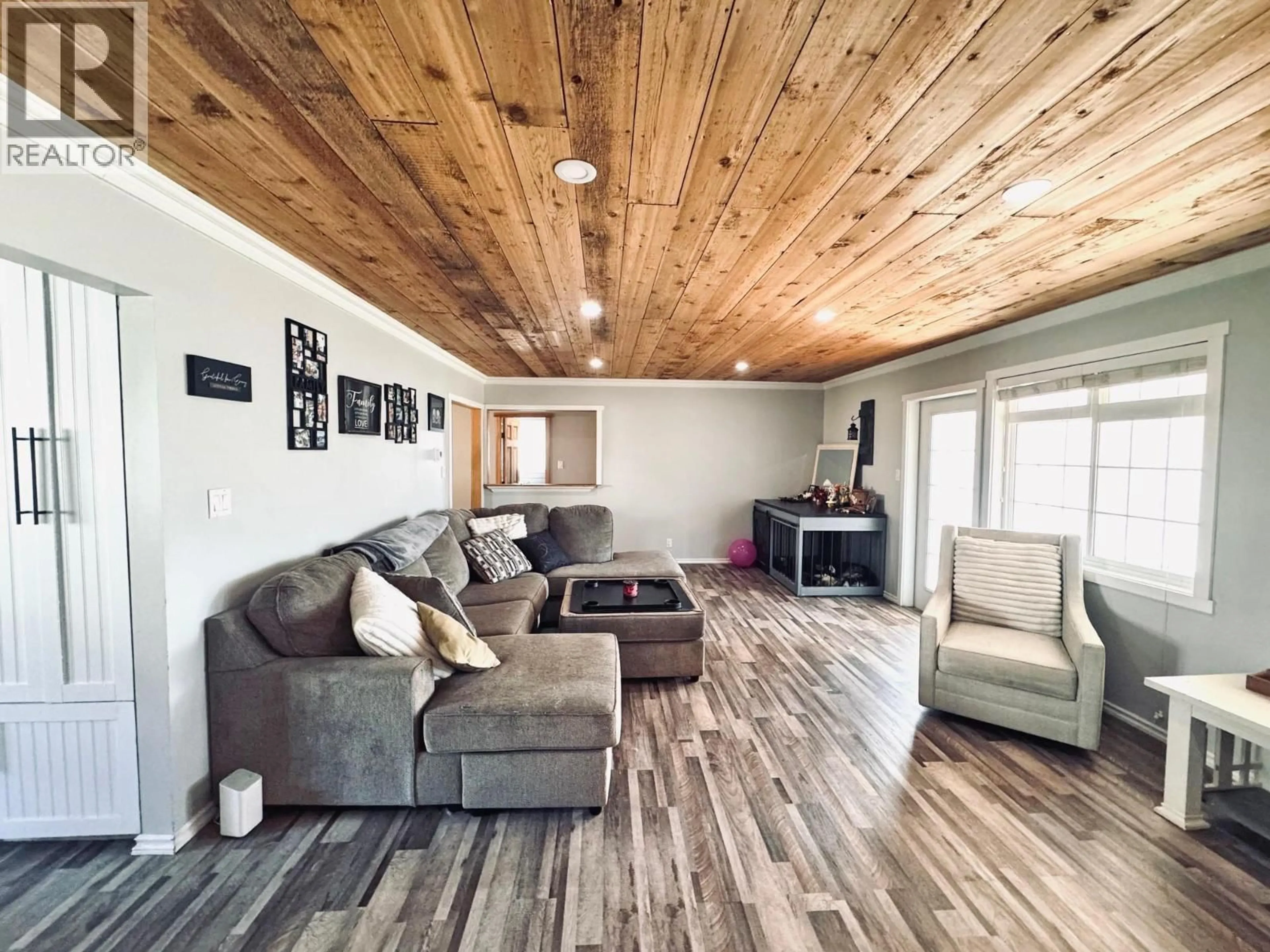 Living room with furniture, wood/laminate floor for 335 CLEARVIEW CRESCENT, Williams Lake British Columbia V2G2H4