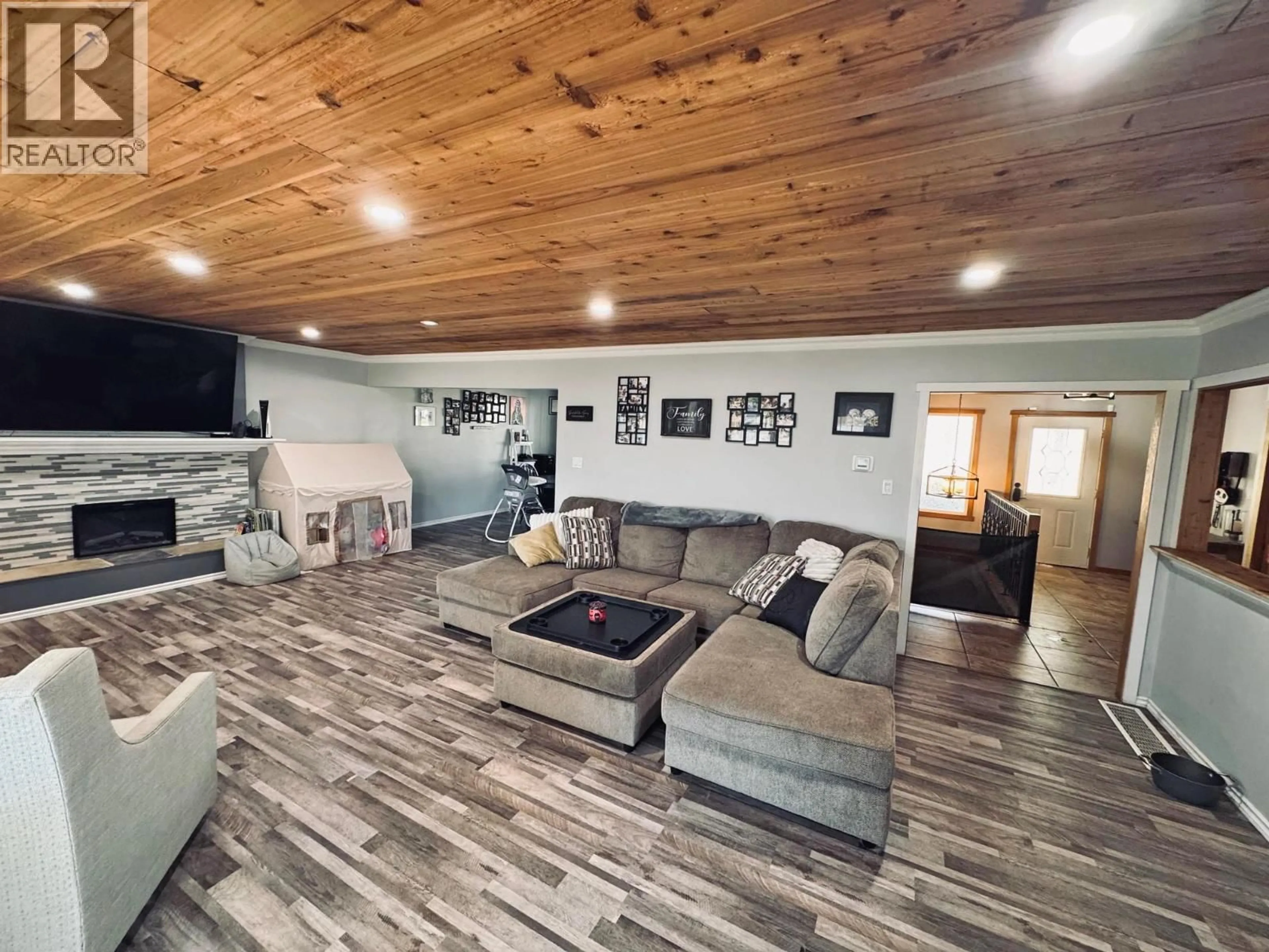 Living room with furniture, wood/laminate floor for 335 CLEARVIEW CRESCENT, Williams Lake British Columbia V2G2H4