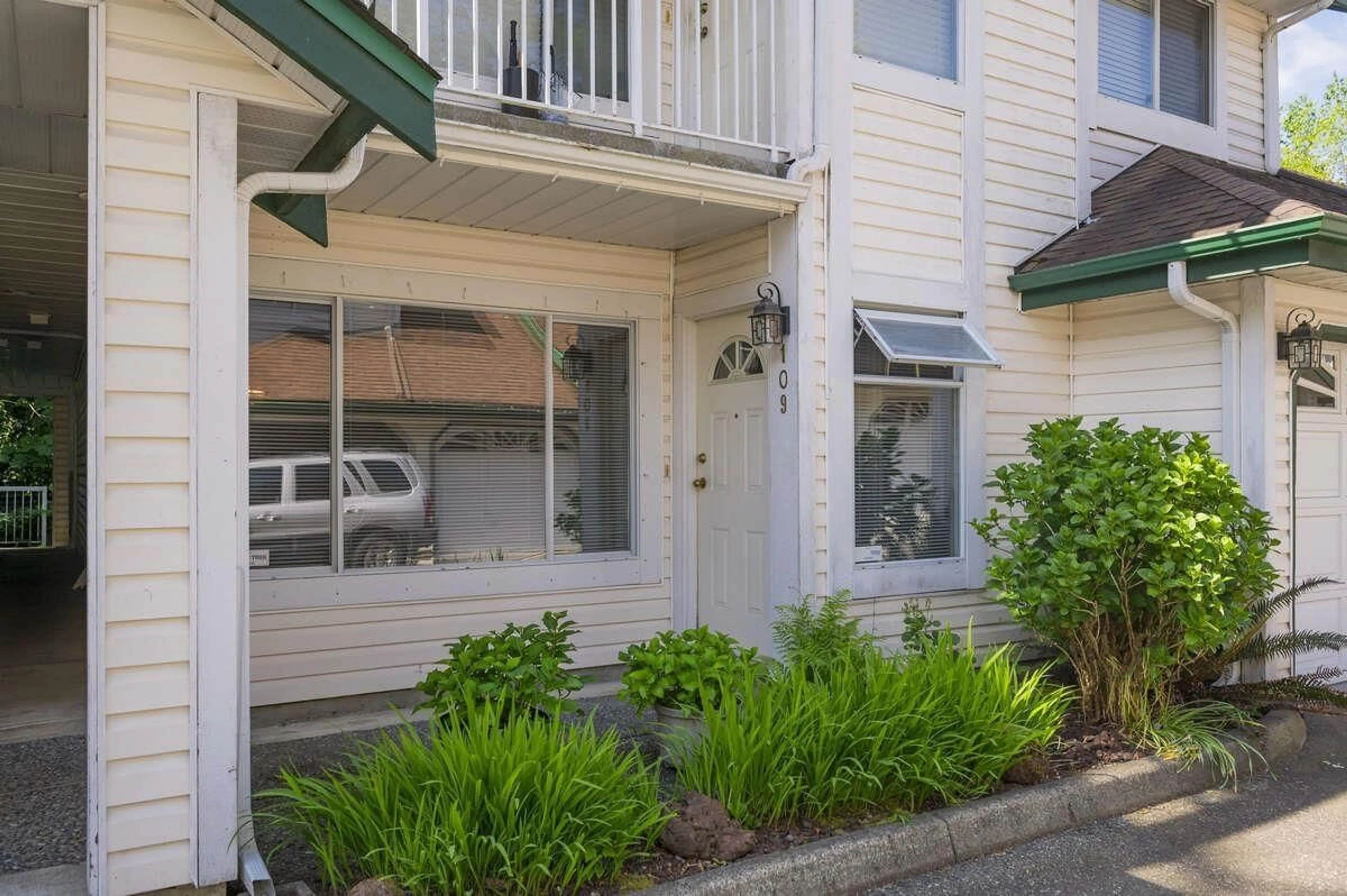 Patio, street for 109 - 10308 155A, Surrey British Columbia V3R4K5