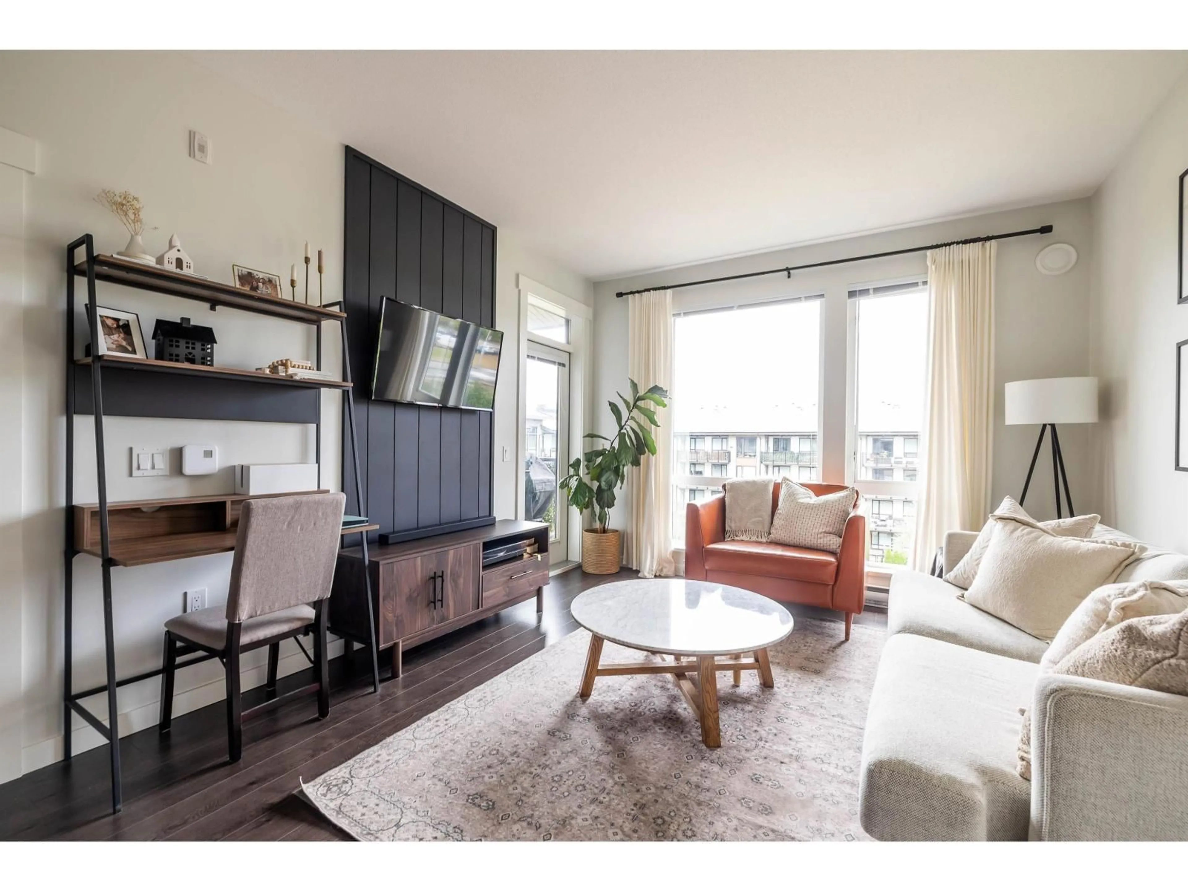 Living room with furniture, wood/laminate floor for 407 - 31158 WESTRIDGE, Abbotsford British Columbia V2T0K5