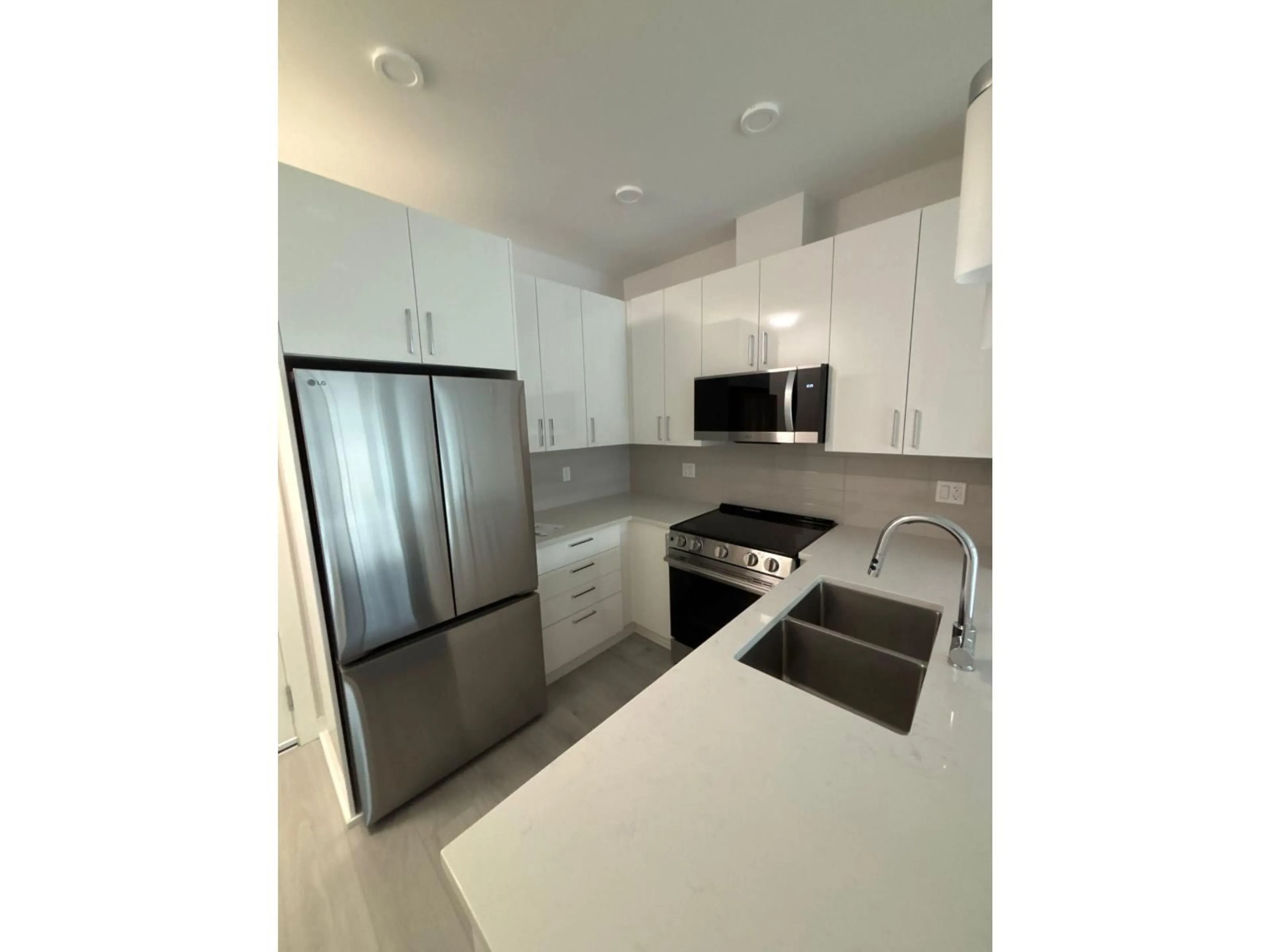 Standard kitchen, unknown for 611 - 33886 PINE, Abbotsford British Columbia V2S2P3