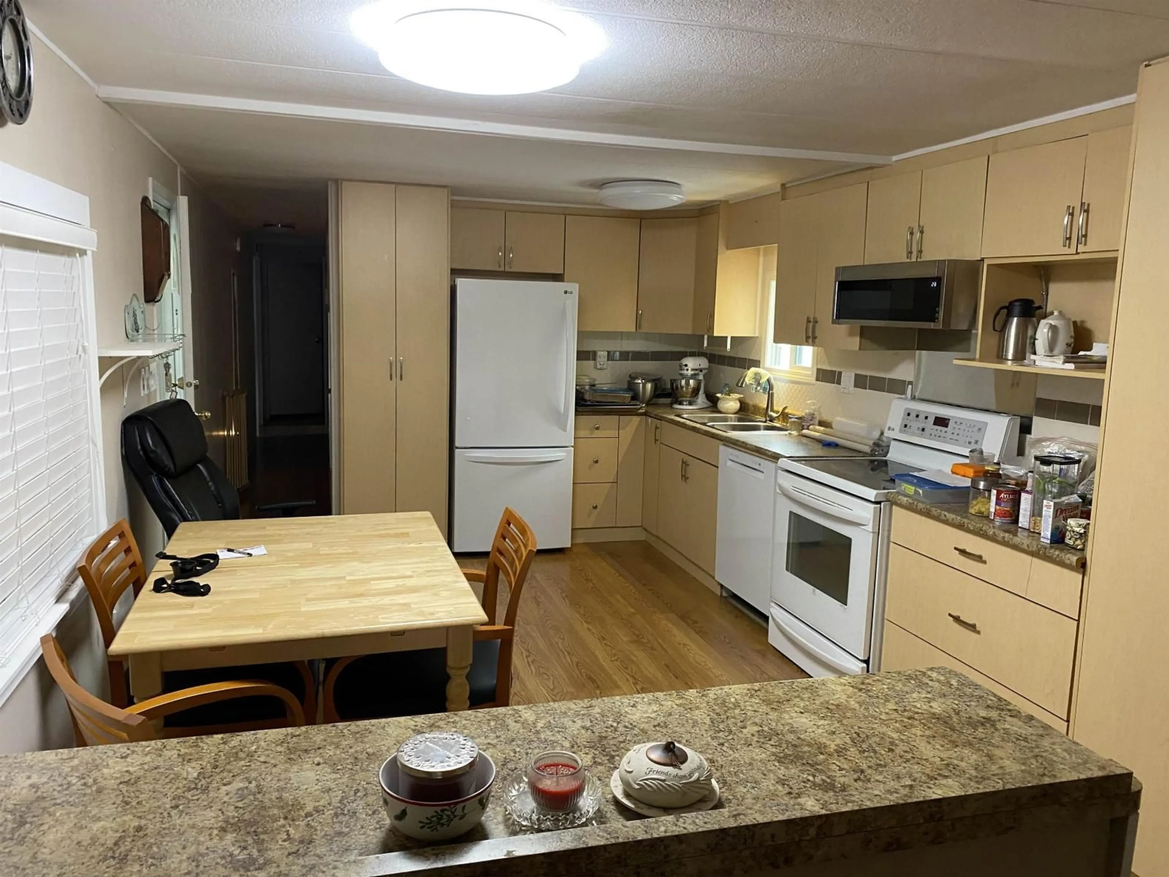 Standard kitchen, wood/laminate floor for 42 - 13650 80, Surrey British Columbia V3W6J8
