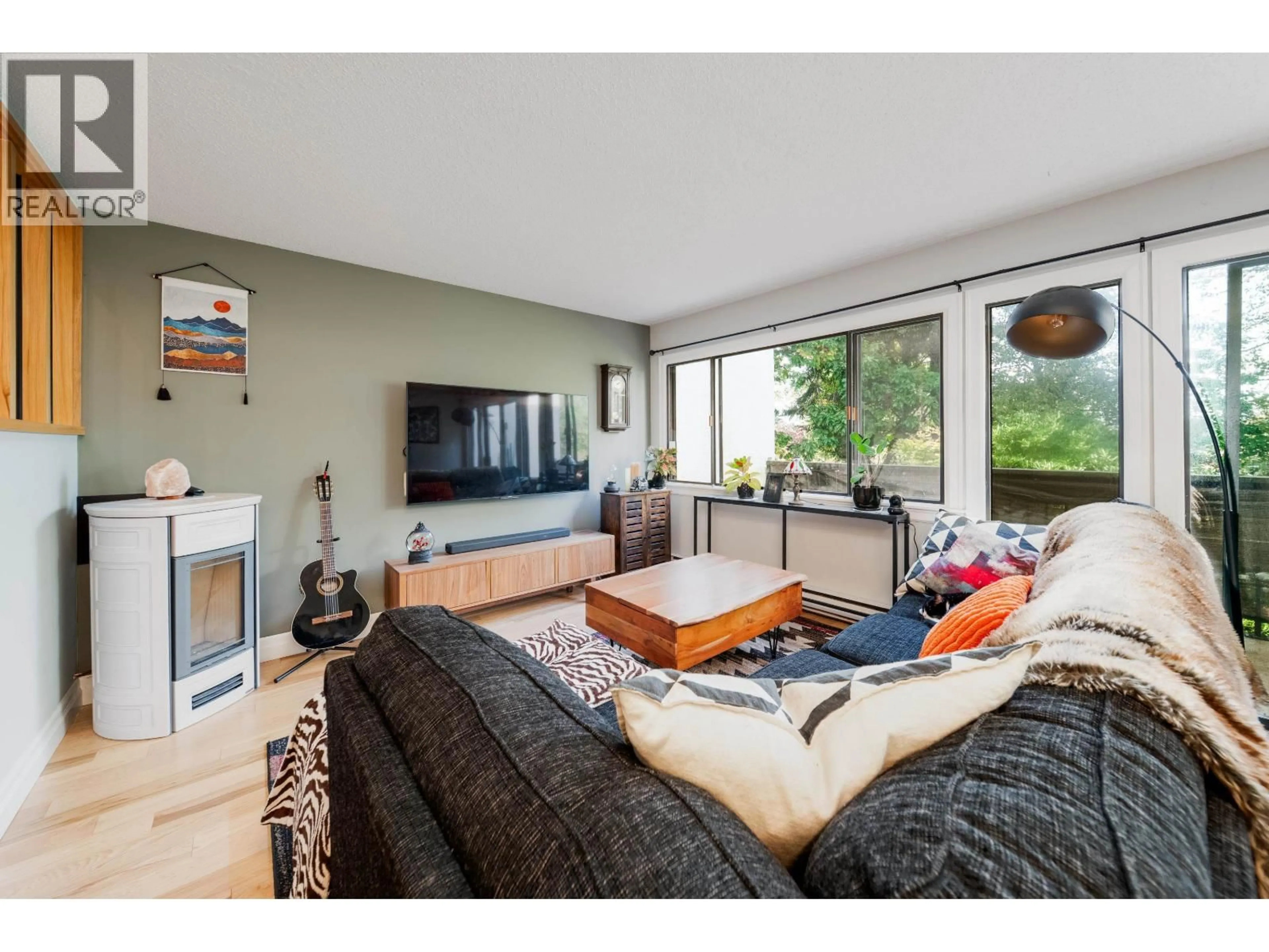 Living room with furniture, wood/laminate floor for 7 - 7305 MONTECITO DRIVE, Burnaby British Columbia V5A1R2