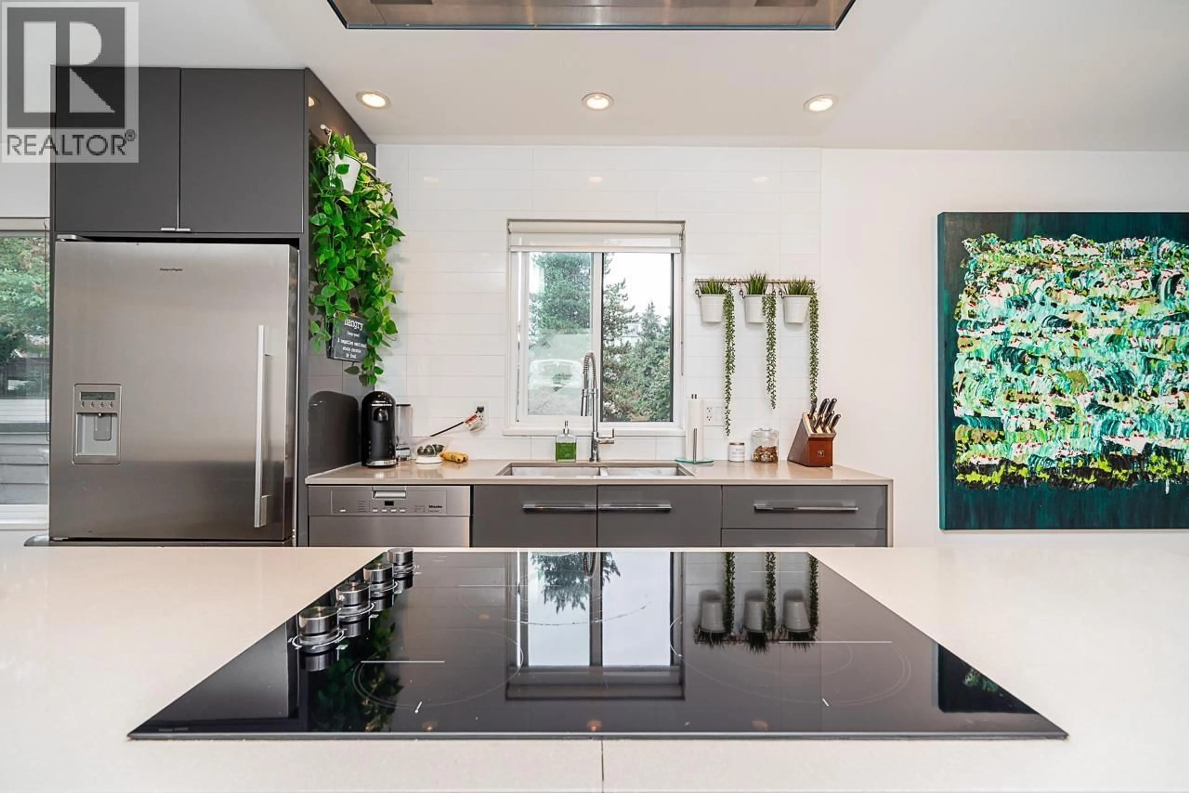 Contemporary kitchen, ceramic/tile floor for 3988 PARKWAY DRIVE, Vancouver British Columbia V6L3E1