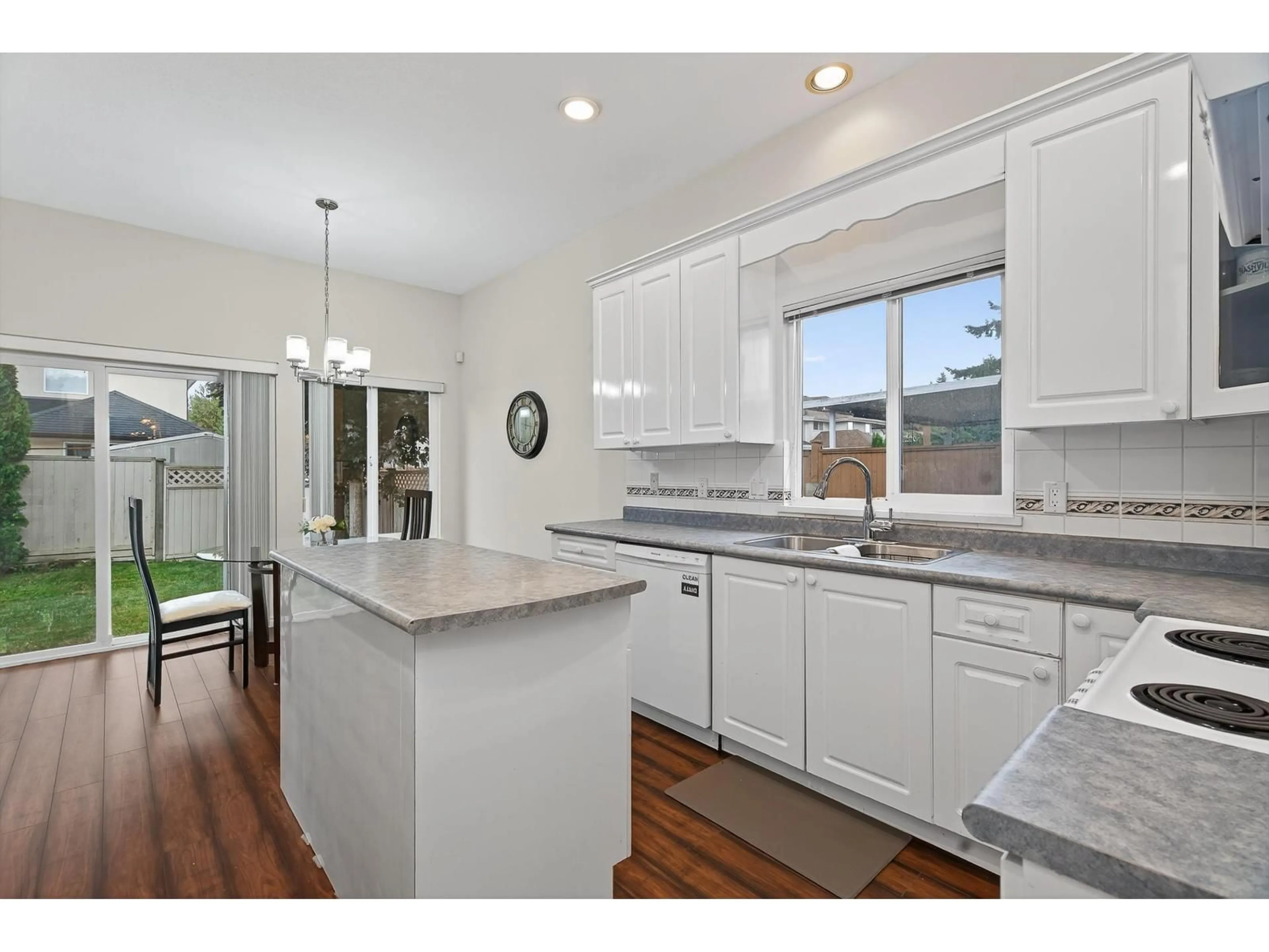 Open concept kitchen, unknown for 6630 123, Surrey British Columbia V3W0W1