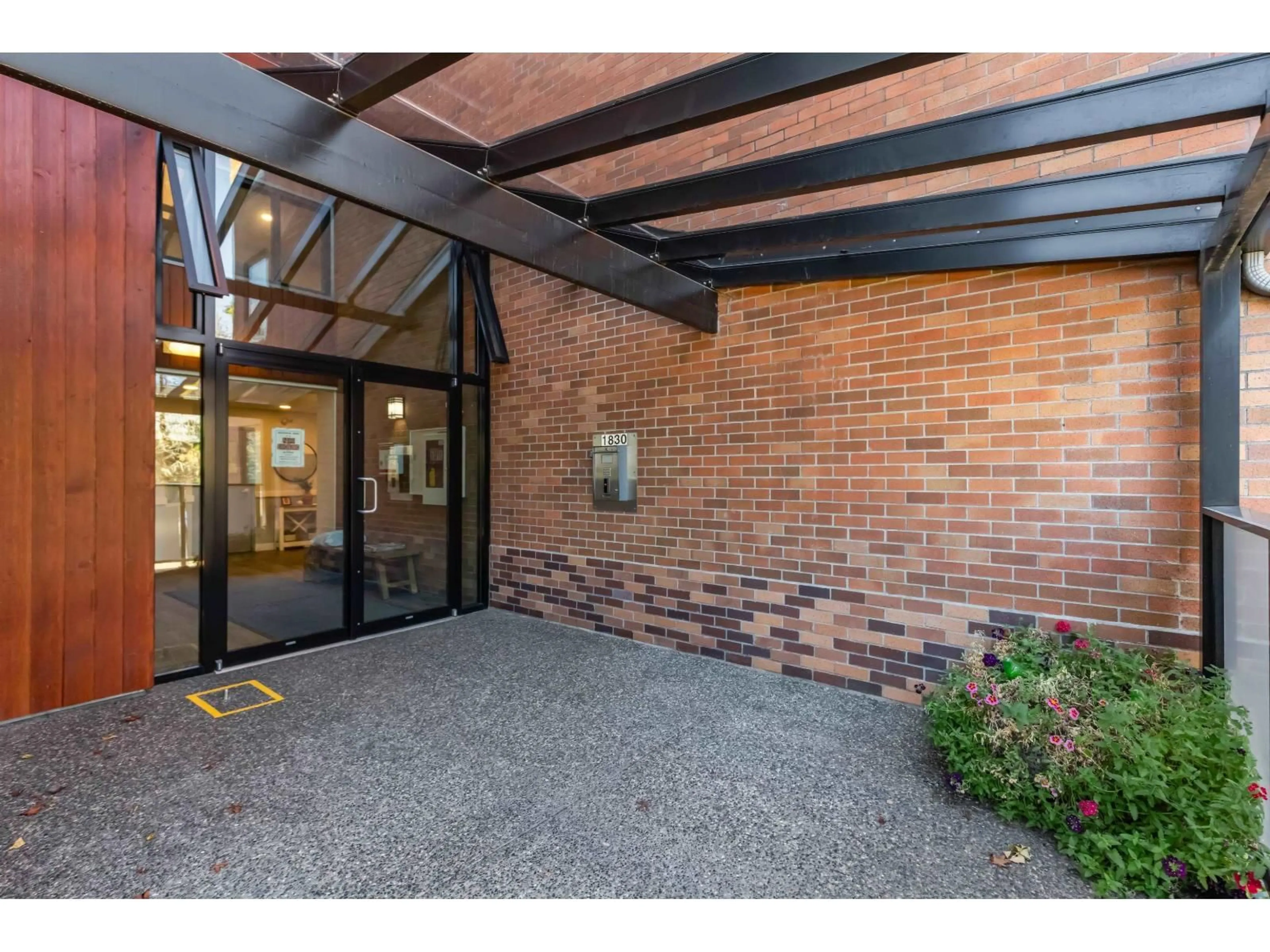 Indoor foyer for 203 - 1830 SOUTHMERE EAST, Surrey British Columbia V4A9C2