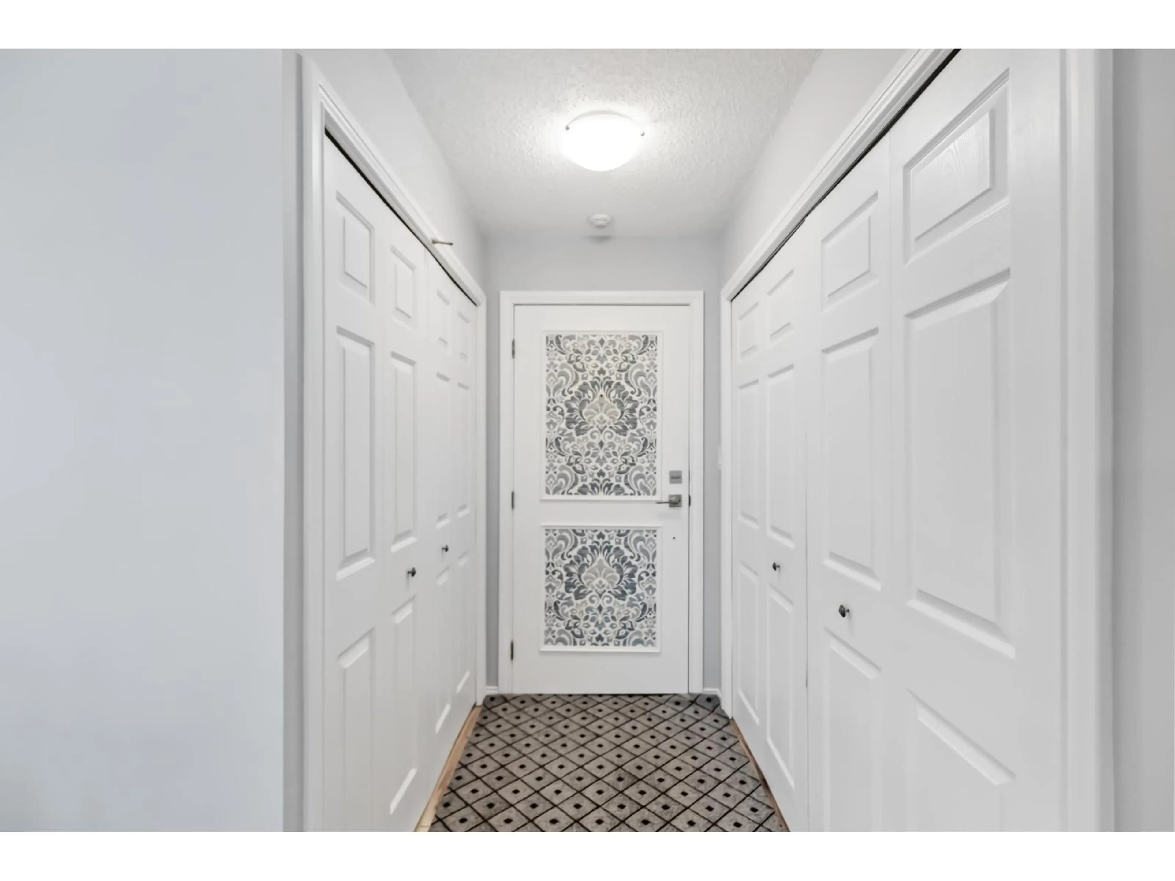 Indoor entryway for 203 - 1830 SOUTHMERE EAST, Surrey British Columbia V4A9C2