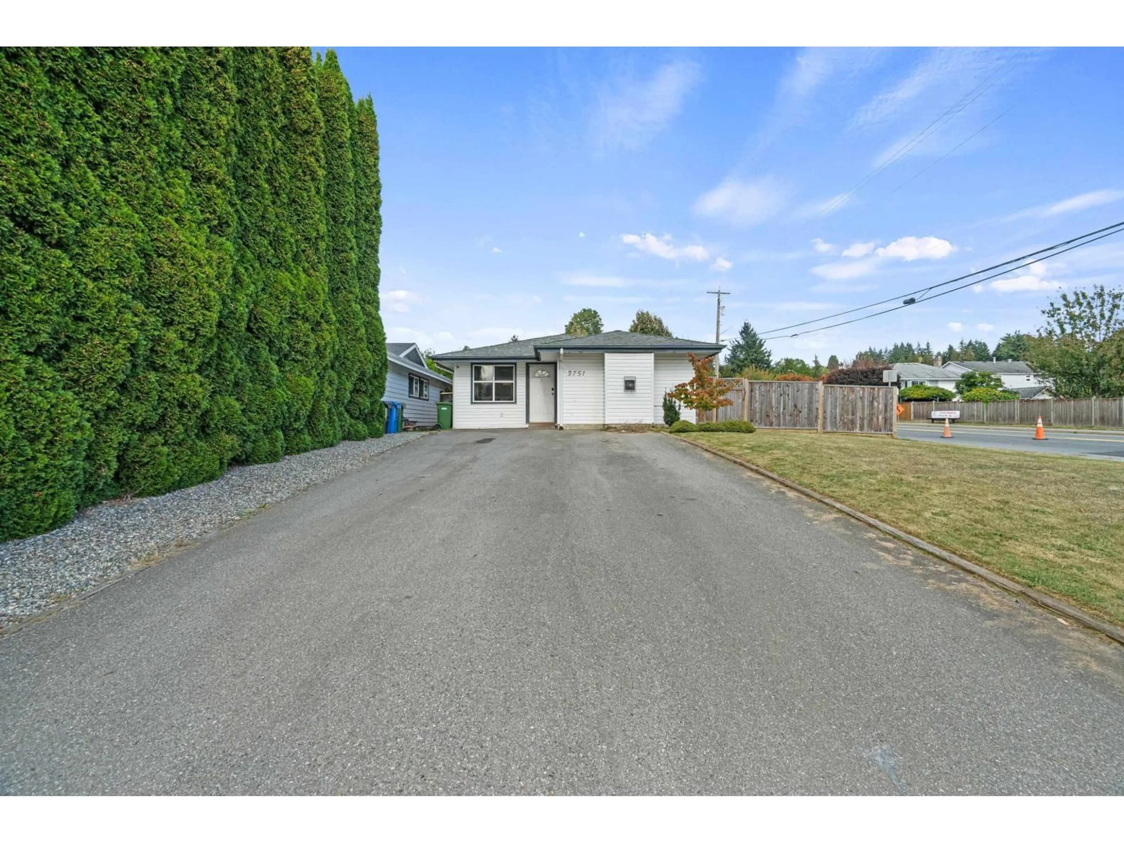 A pic from outside/outdoor area/front of a property/back of a property/a pic from drone, street for 2751 SANDON, Abbotsford British Columbia V2S7J3