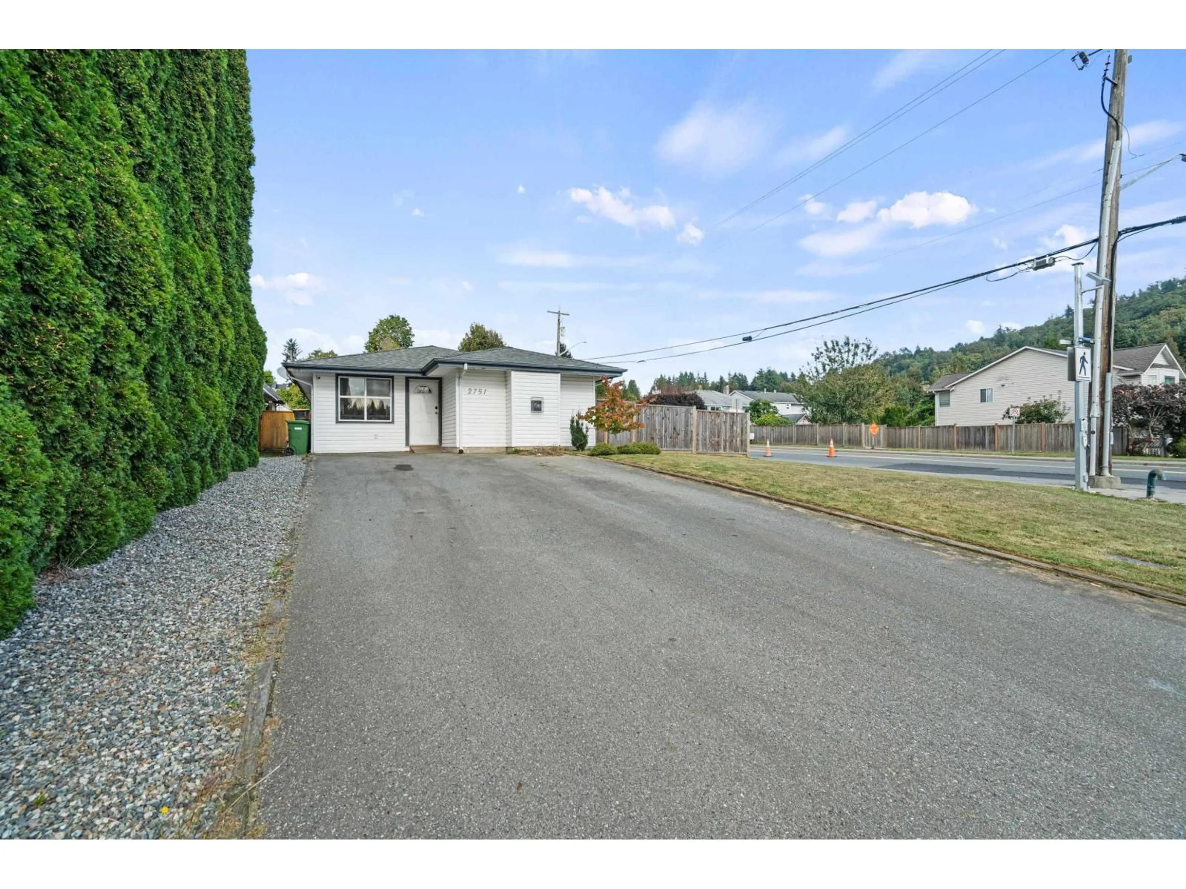 A pic from outside/outdoor area/front of a property/back of a property/a pic from drone, street for 2751 SANDON, Abbotsford British Columbia V2S7J3
