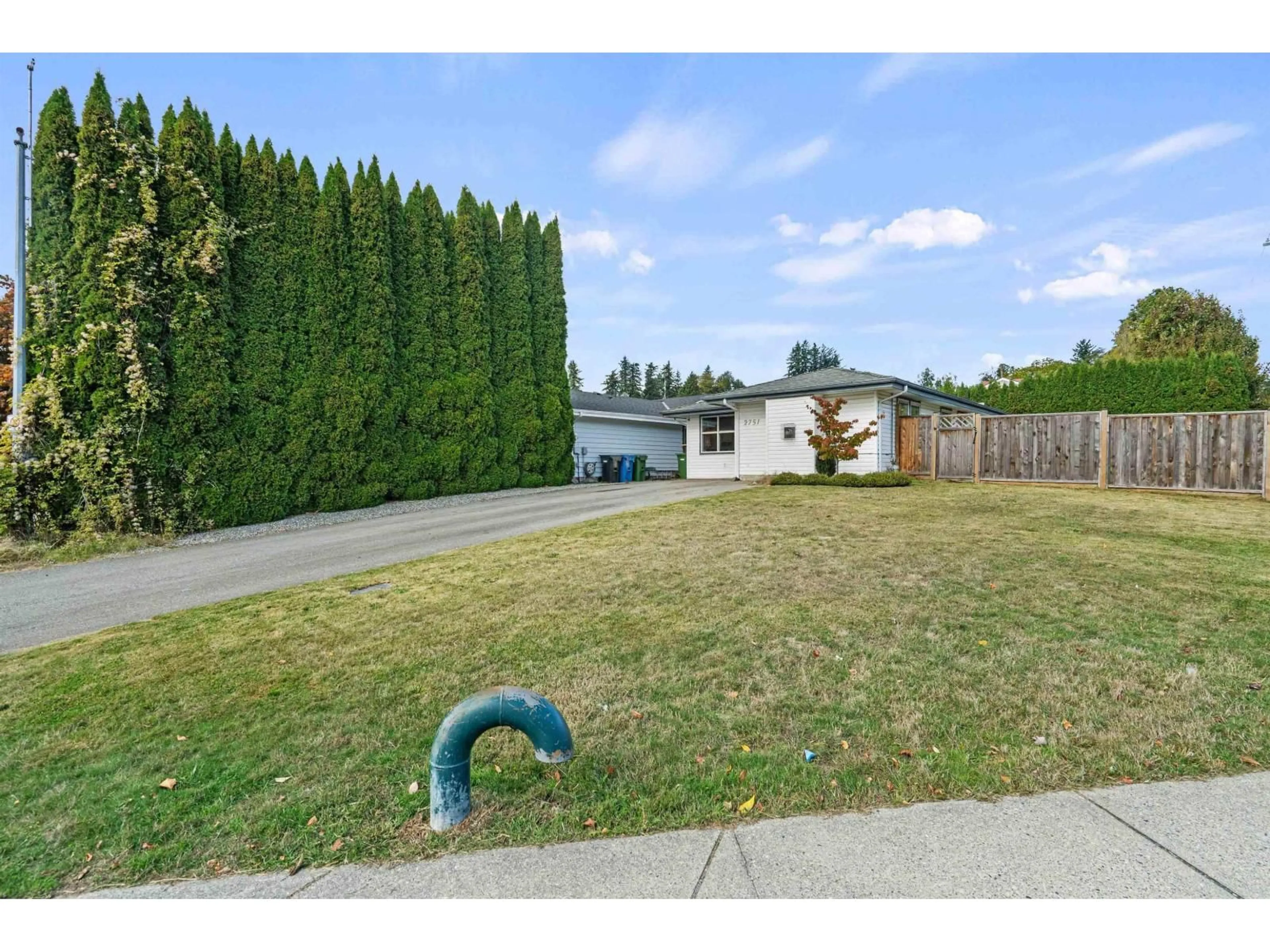 A pic from outside/outdoor area/front of a property/back of a property/a pic from drone, street for 2751 SANDON, Abbotsford British Columbia V2S7J3