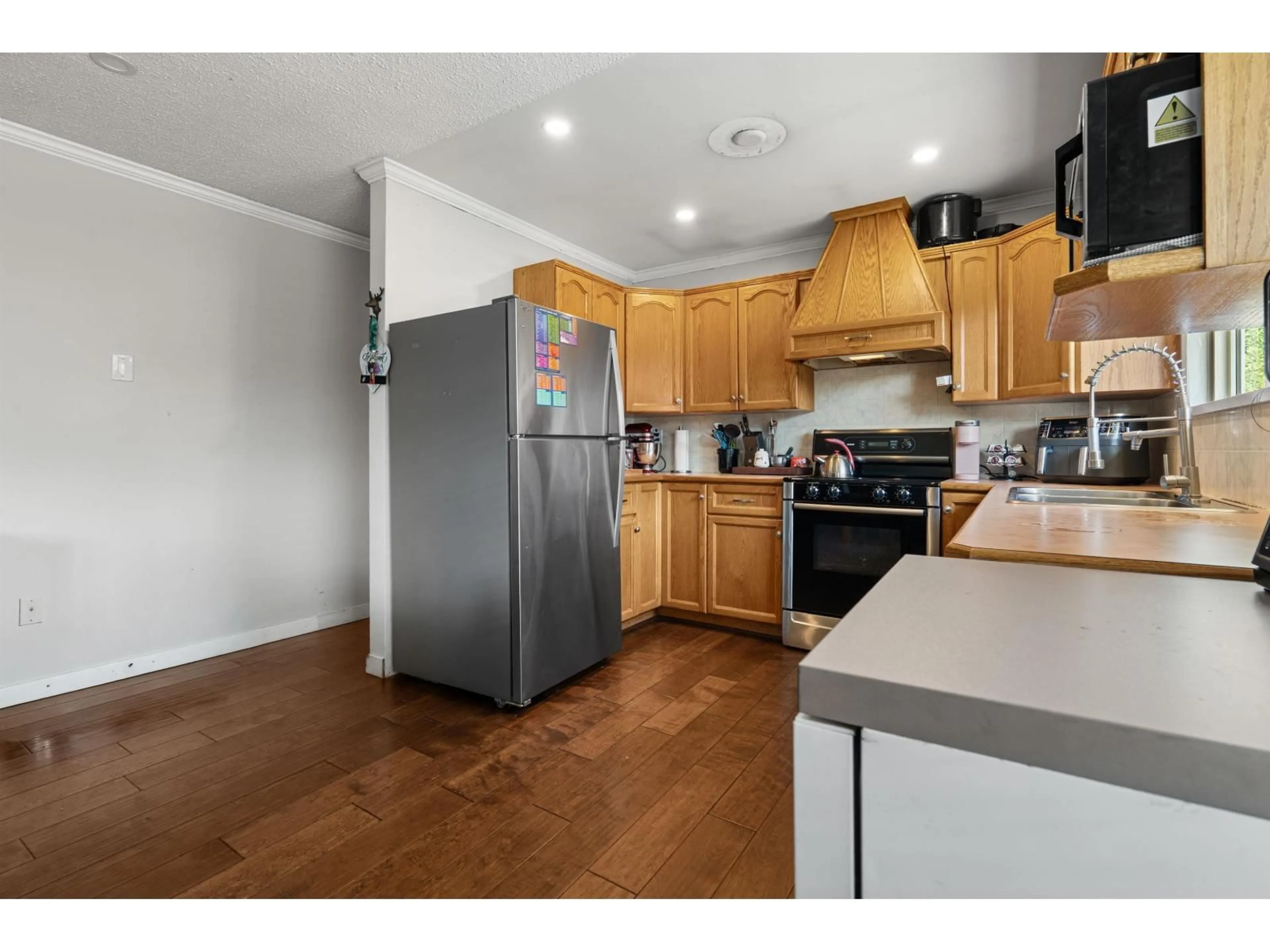 Standard kitchen, unknown for 2751 SANDON, Abbotsford British Columbia V2S7J3