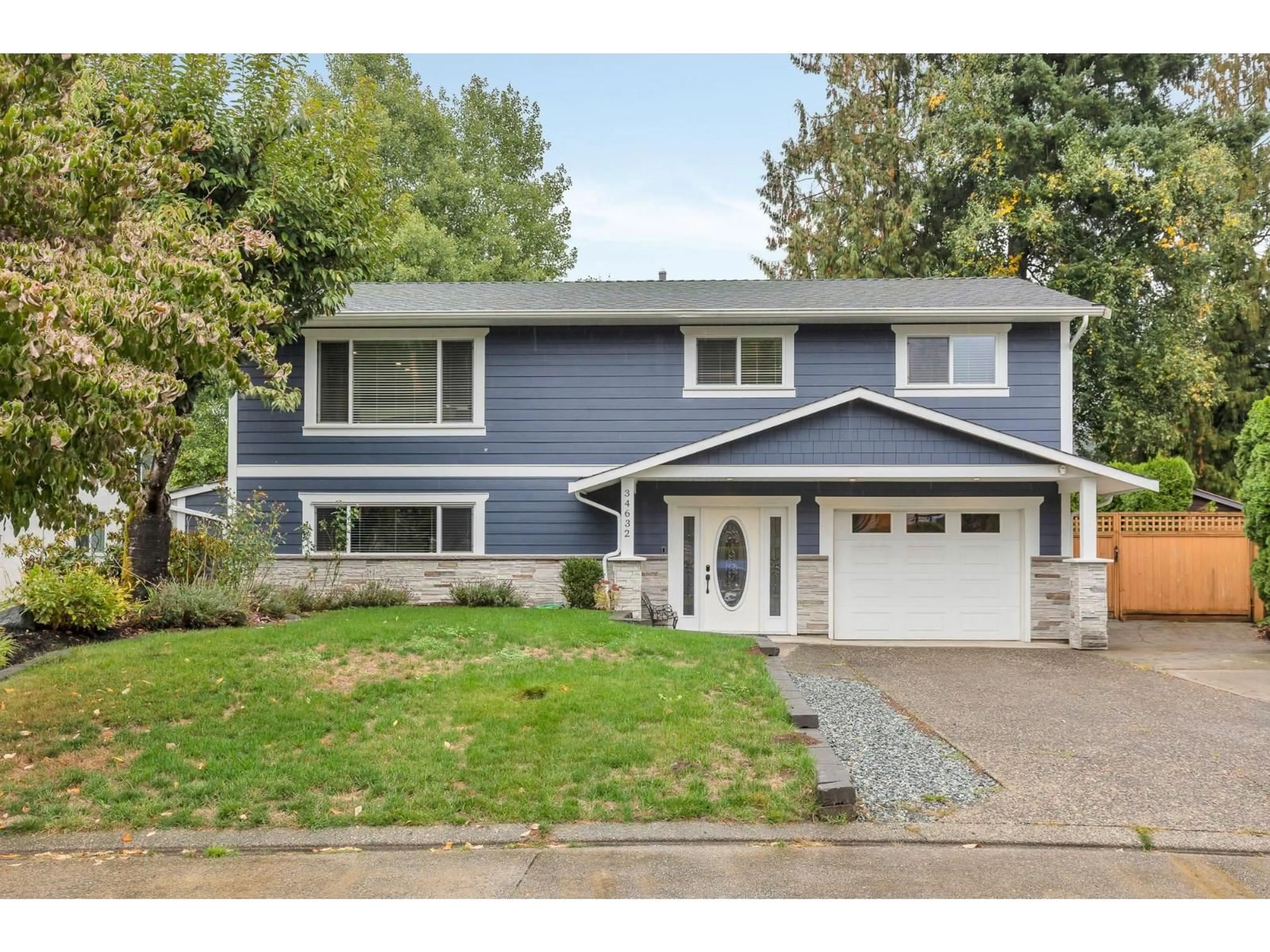 Home with vinyl exterior material, street for 34632 DEVON, Abbotsford British Columbia V2S2X6
