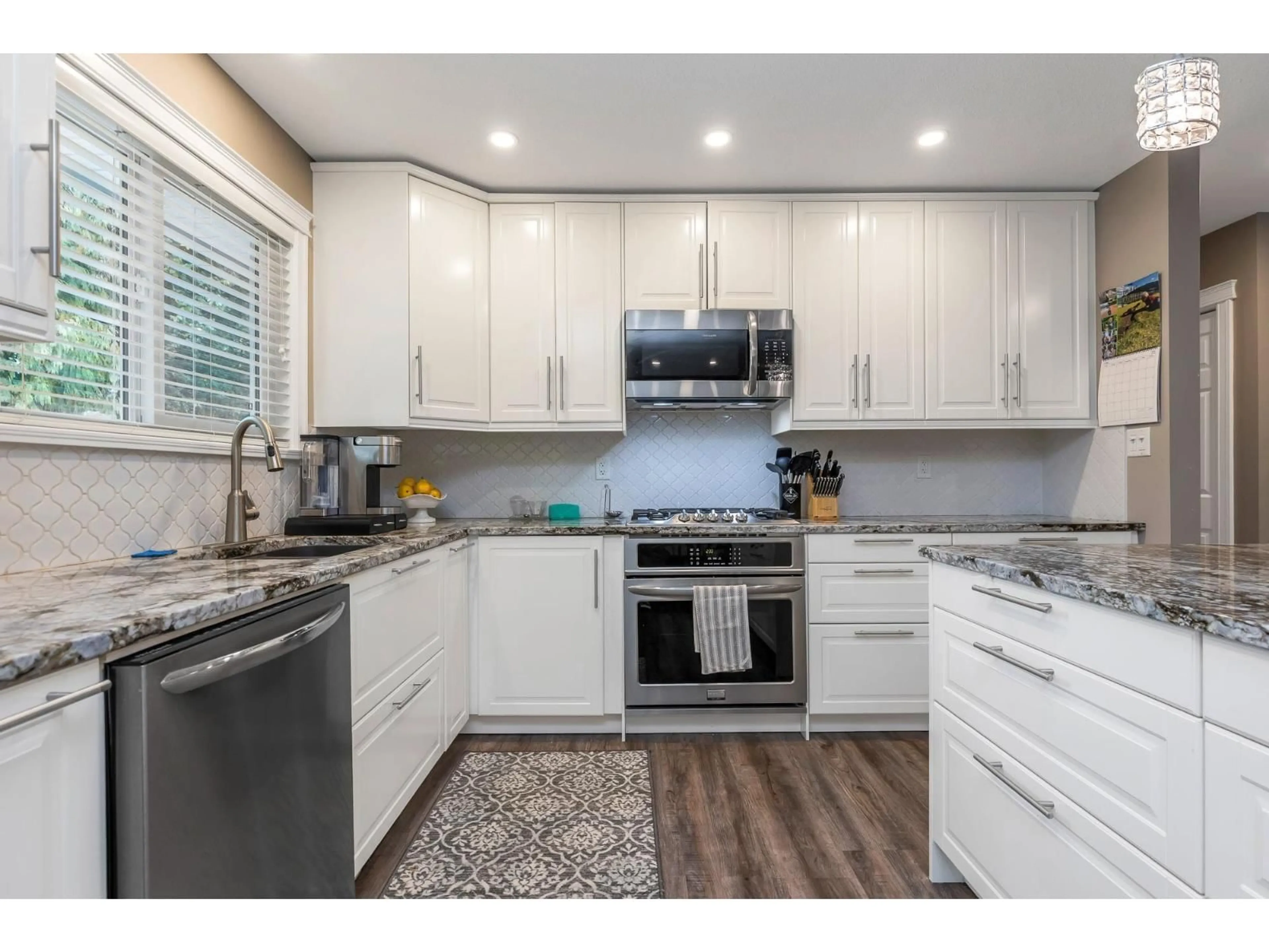 Open concept kitchen, unknown for 34632 DEVON, Abbotsford British Columbia V2S2X6