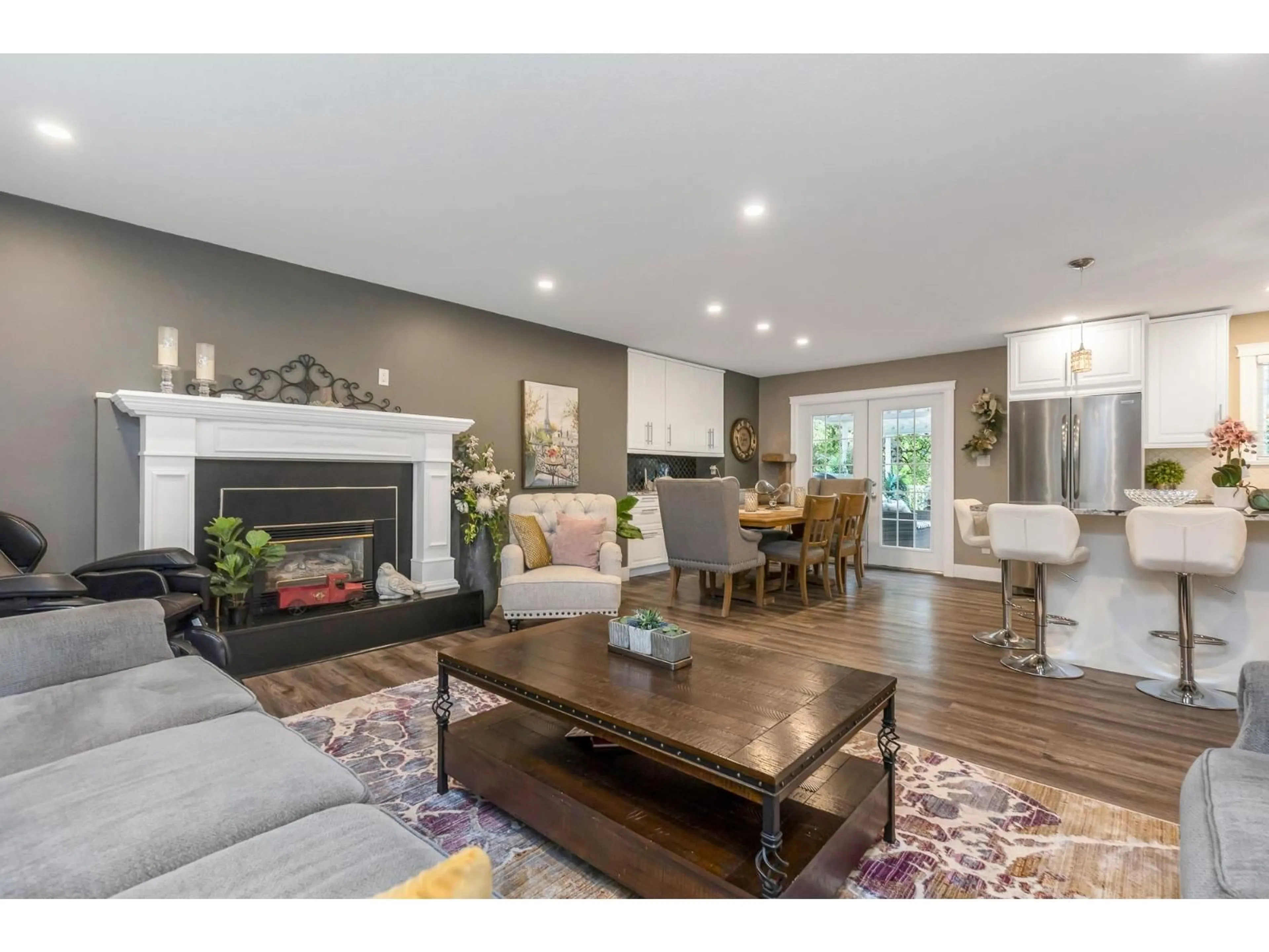 Living room with furniture, wood/laminate floor for 34632 DEVON, Abbotsford British Columbia V2S2X6