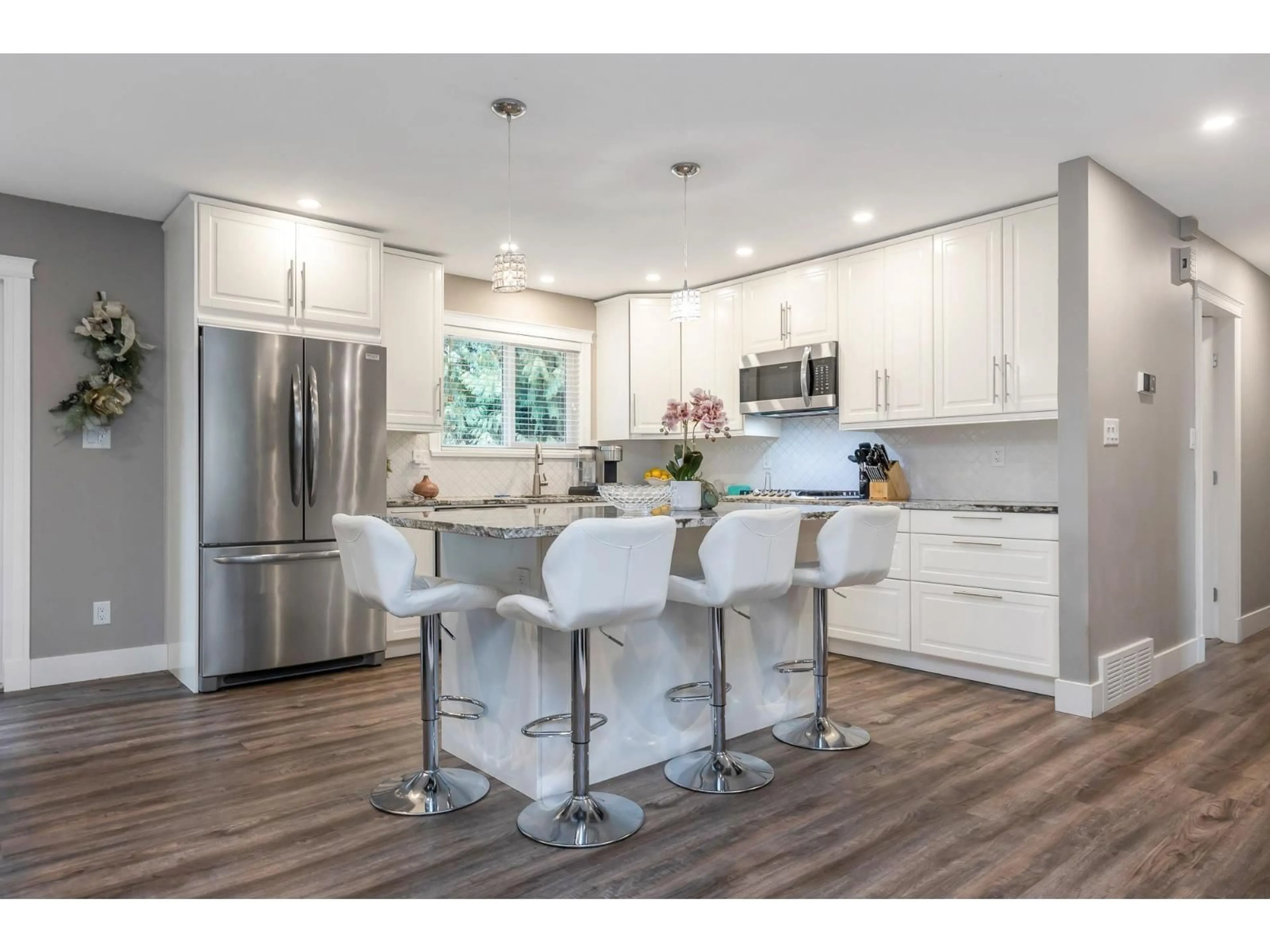 Open concept kitchen, wood/laminate floor for 34632 DEVON, Abbotsford British Columbia V2S2X6