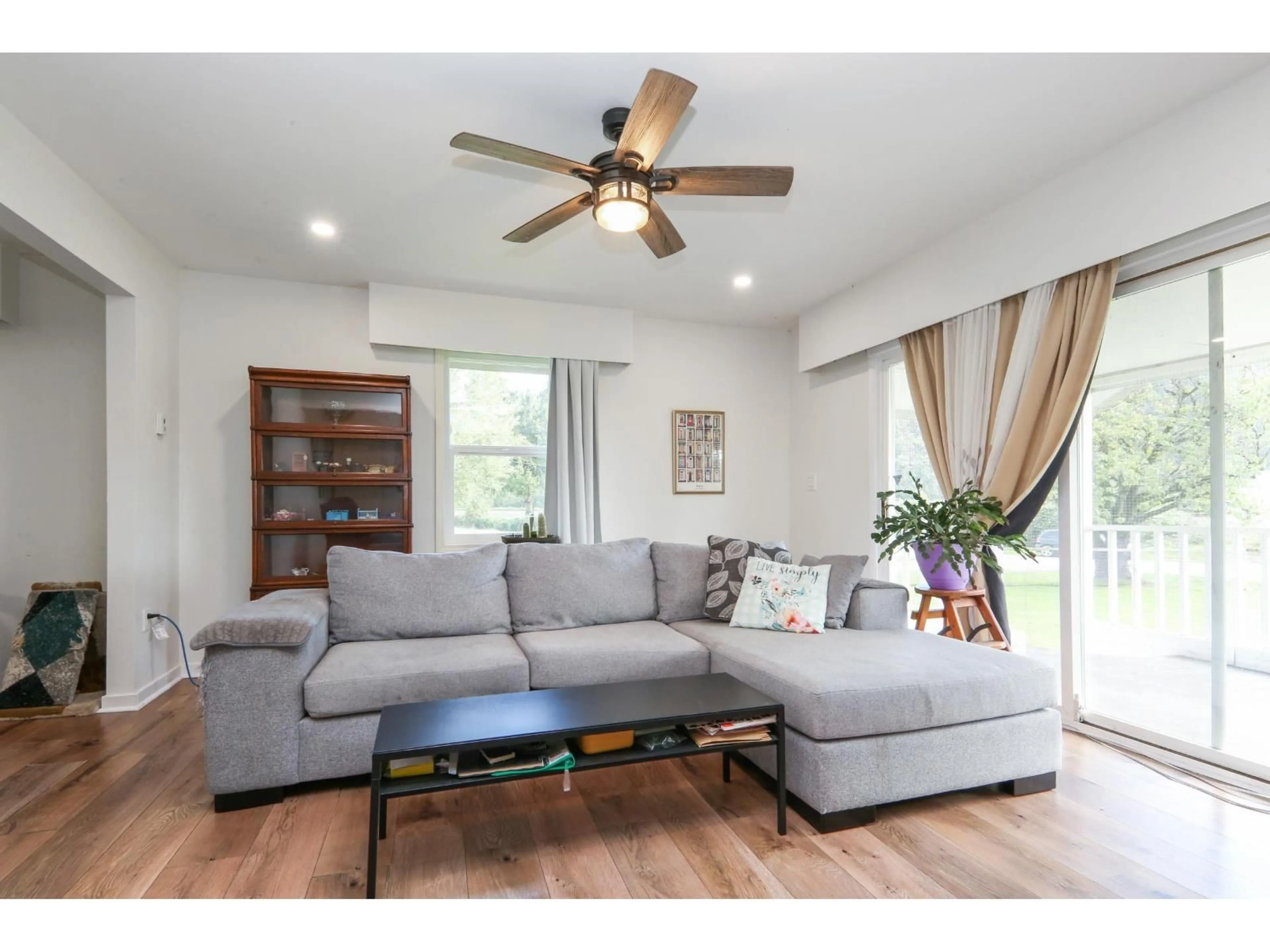 Living room with furniture, wood/laminate floor for 36113 PAGE, Abbotsford British Columbia V3G1P3