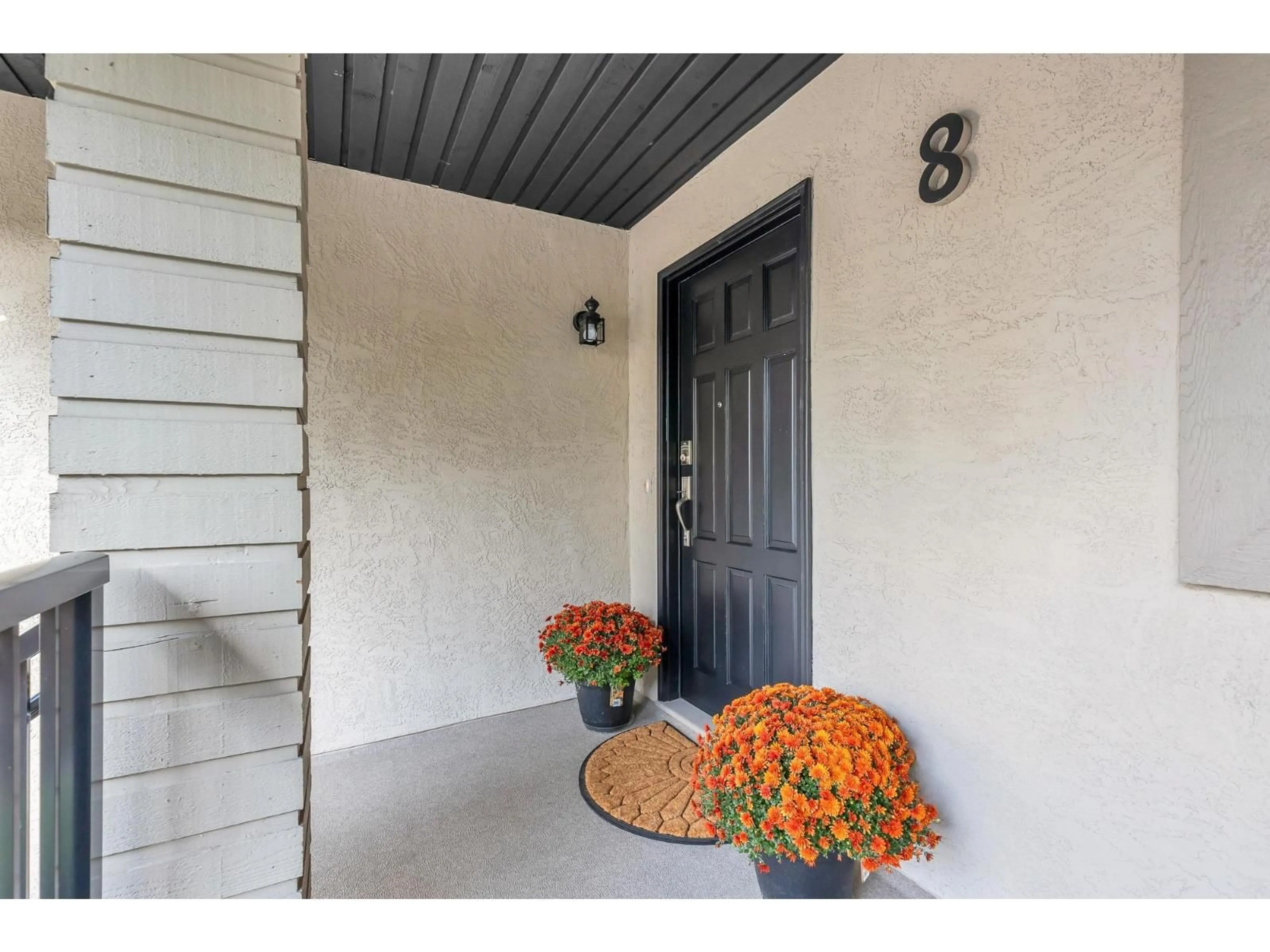Indoor entryway for 8 - 33136 MILL LAKE, Abbotsford British Columbia V2S2A5
