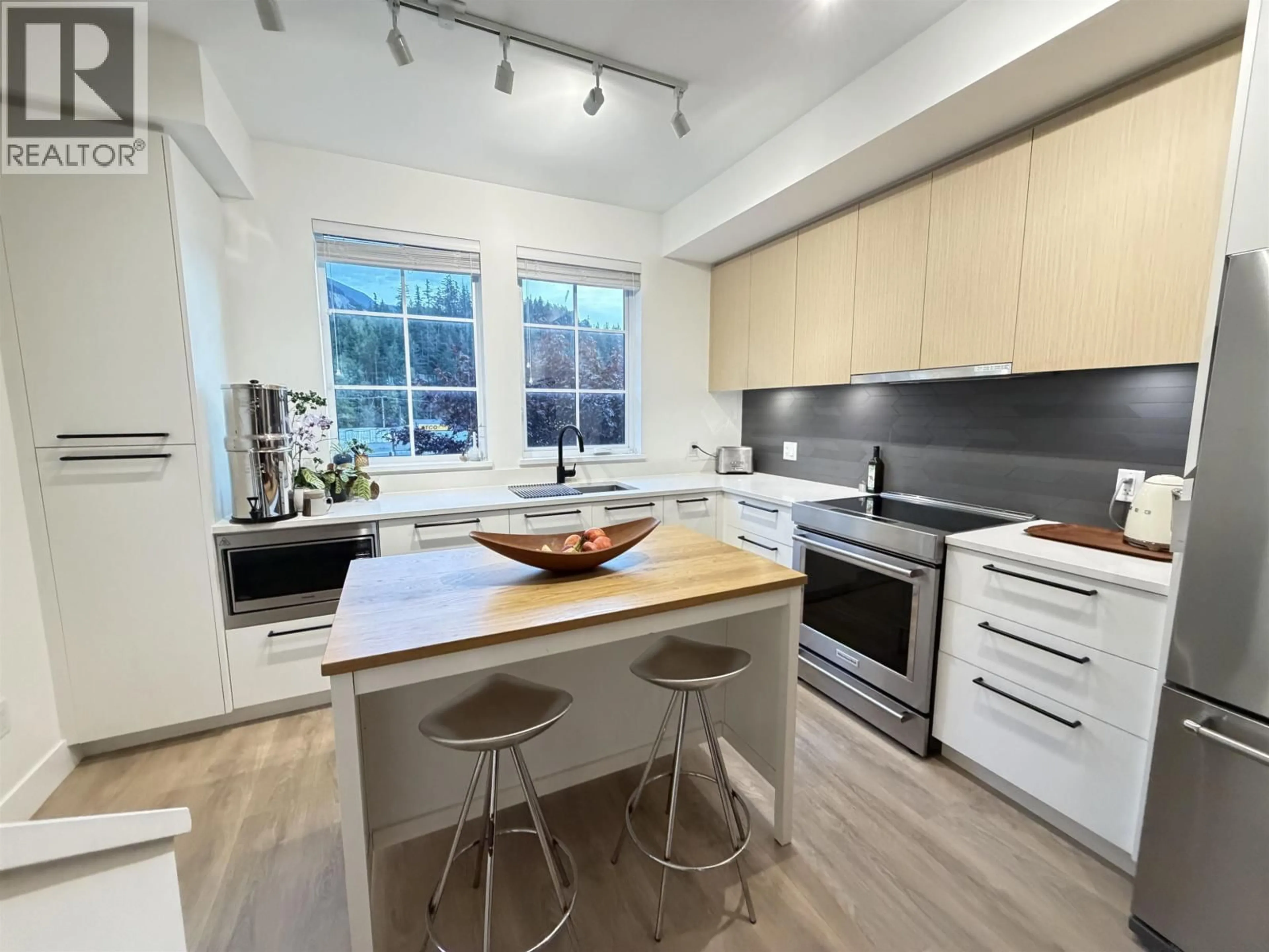 Contemporary kitchen, wood/laminate floor for 1358 PEAKSIDE PLACE, Squamish British Columbia V8B1A8