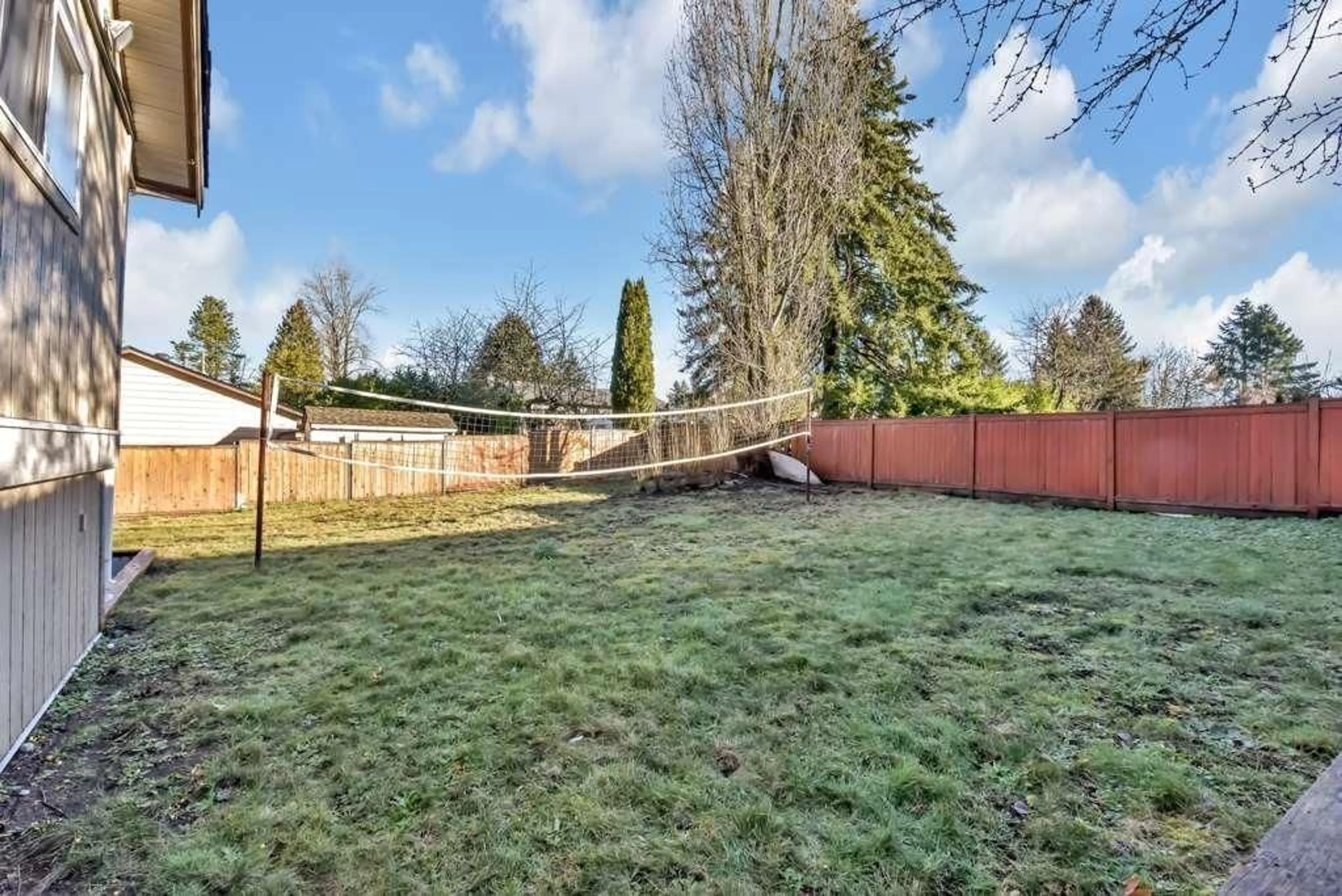 A pic from outside/outdoor area/front of a property/back of a property/a pic from drone, unknown for 10320 140, Surrey British Columbia V3T4X9