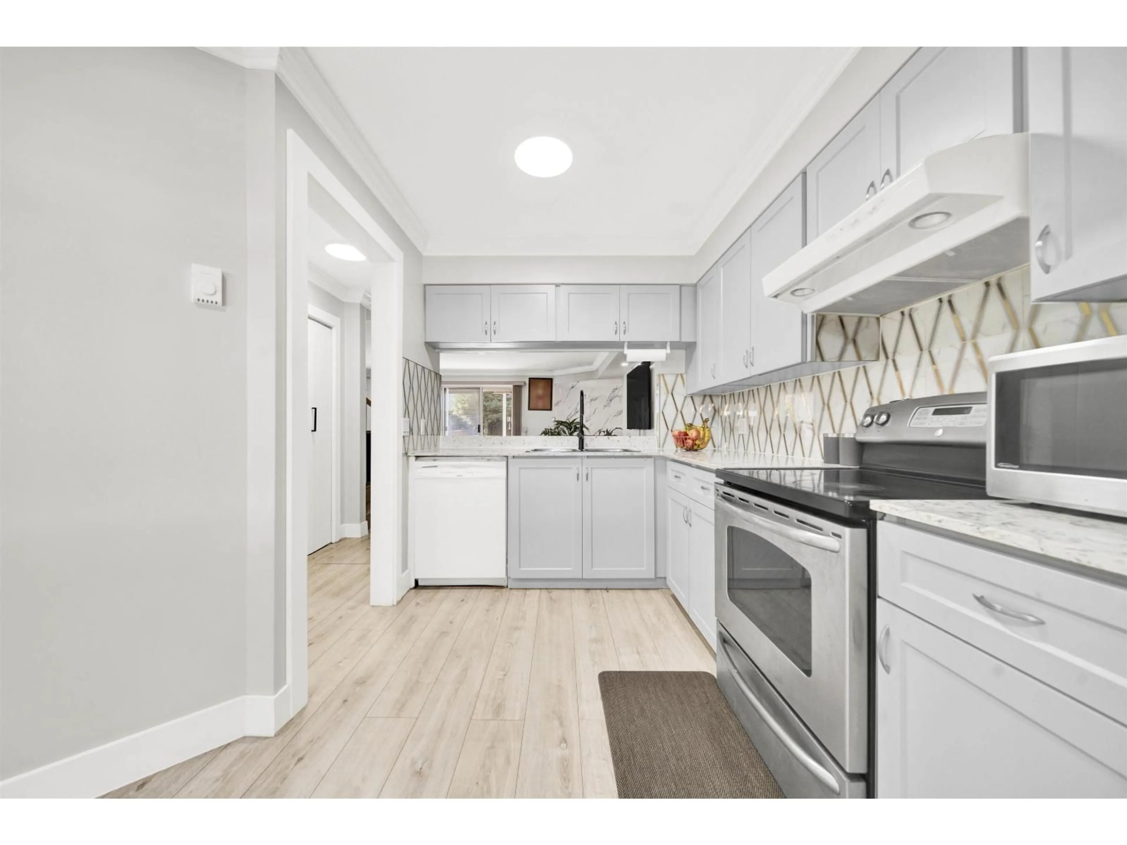 Open concept kitchen, ceramic/tile floor for 2 - 7560 138, Surrey British Columbia V3W0A9