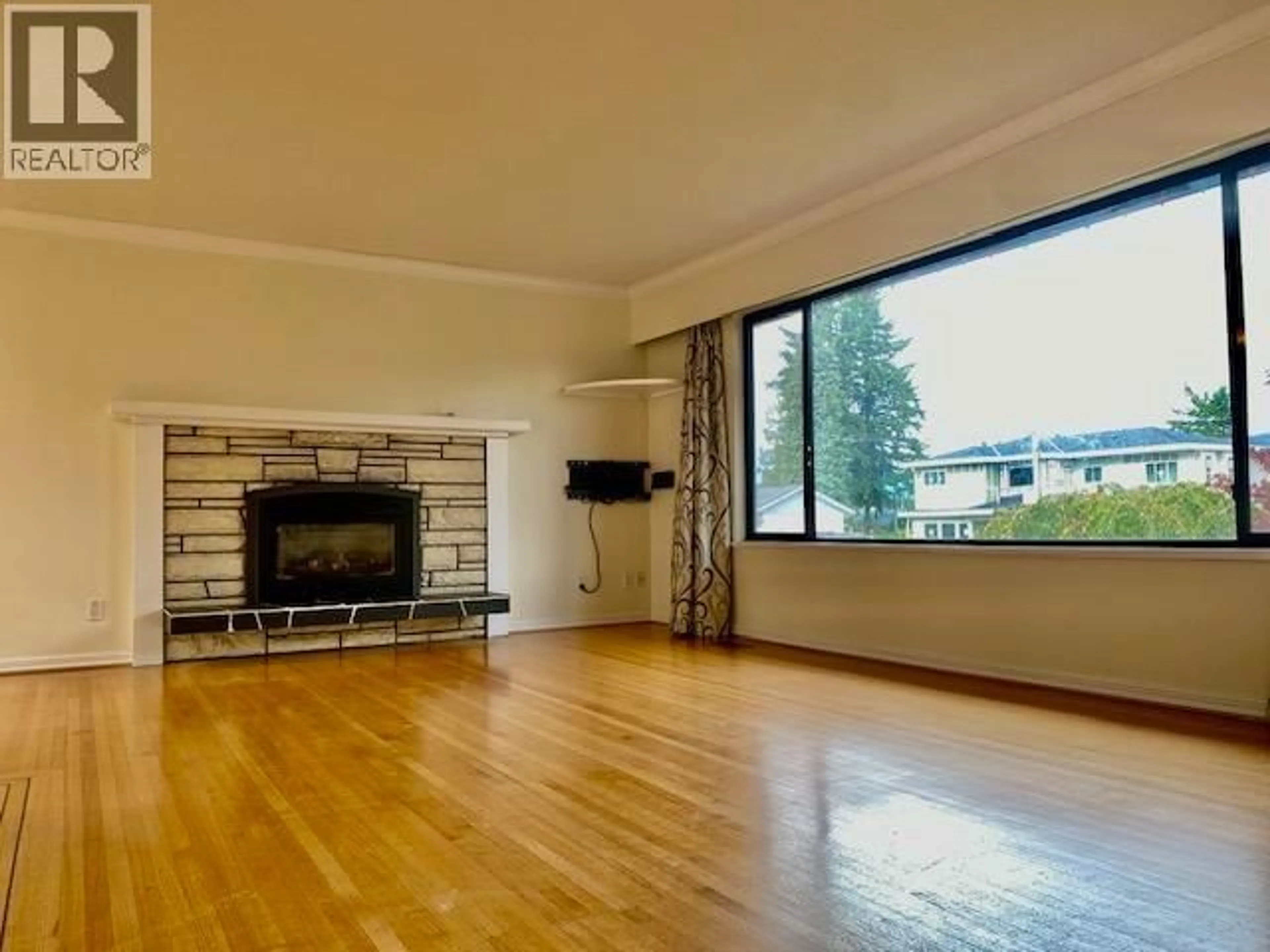 A pic of a room for 1036 COMO LAKE AVENUE, Coquitlam British Columbia V3J3N6