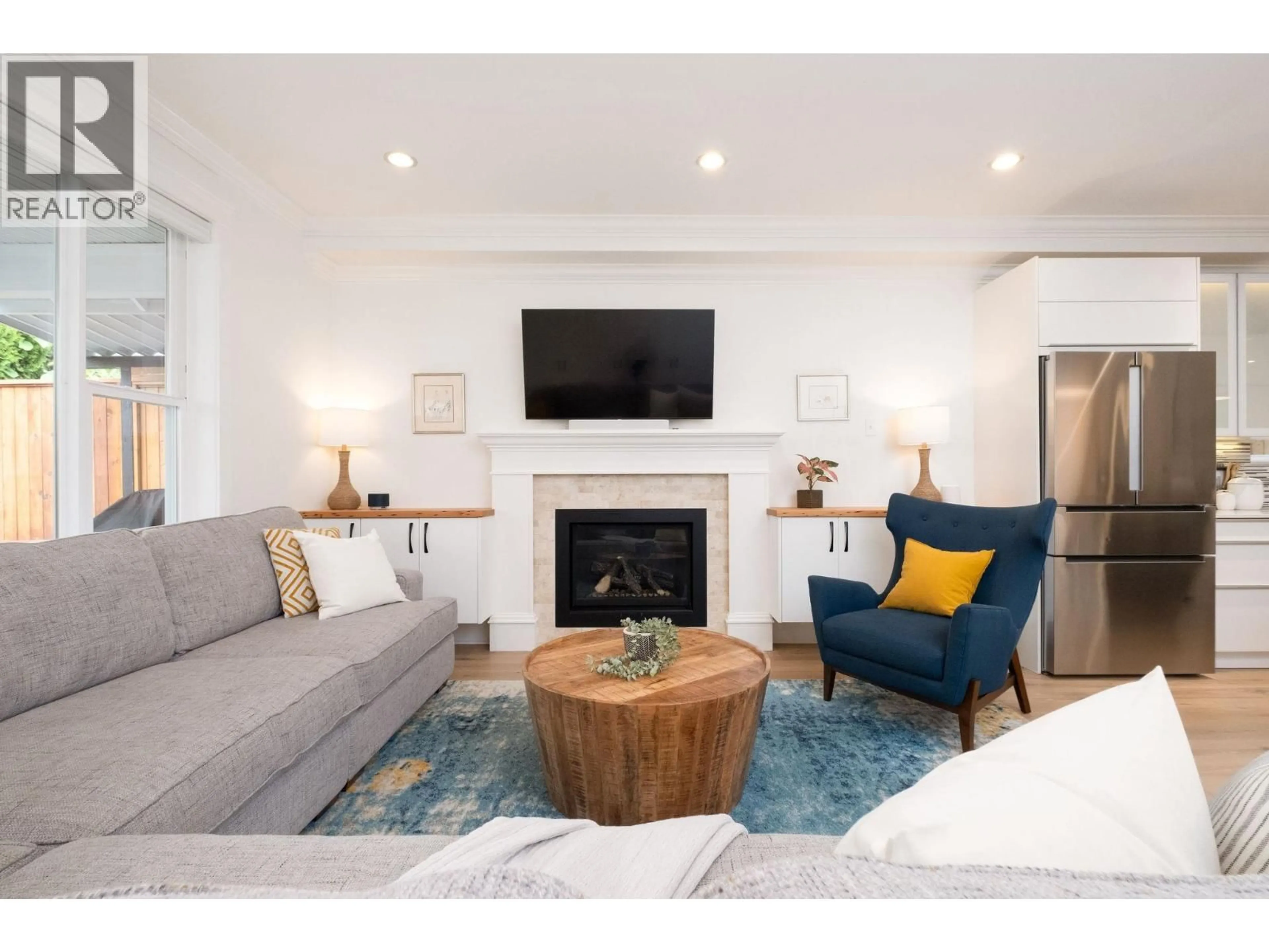 Living room with furniture, wood/laminate floor for 308 9TH STREET, North Vancouver British Columbia V7L2B2