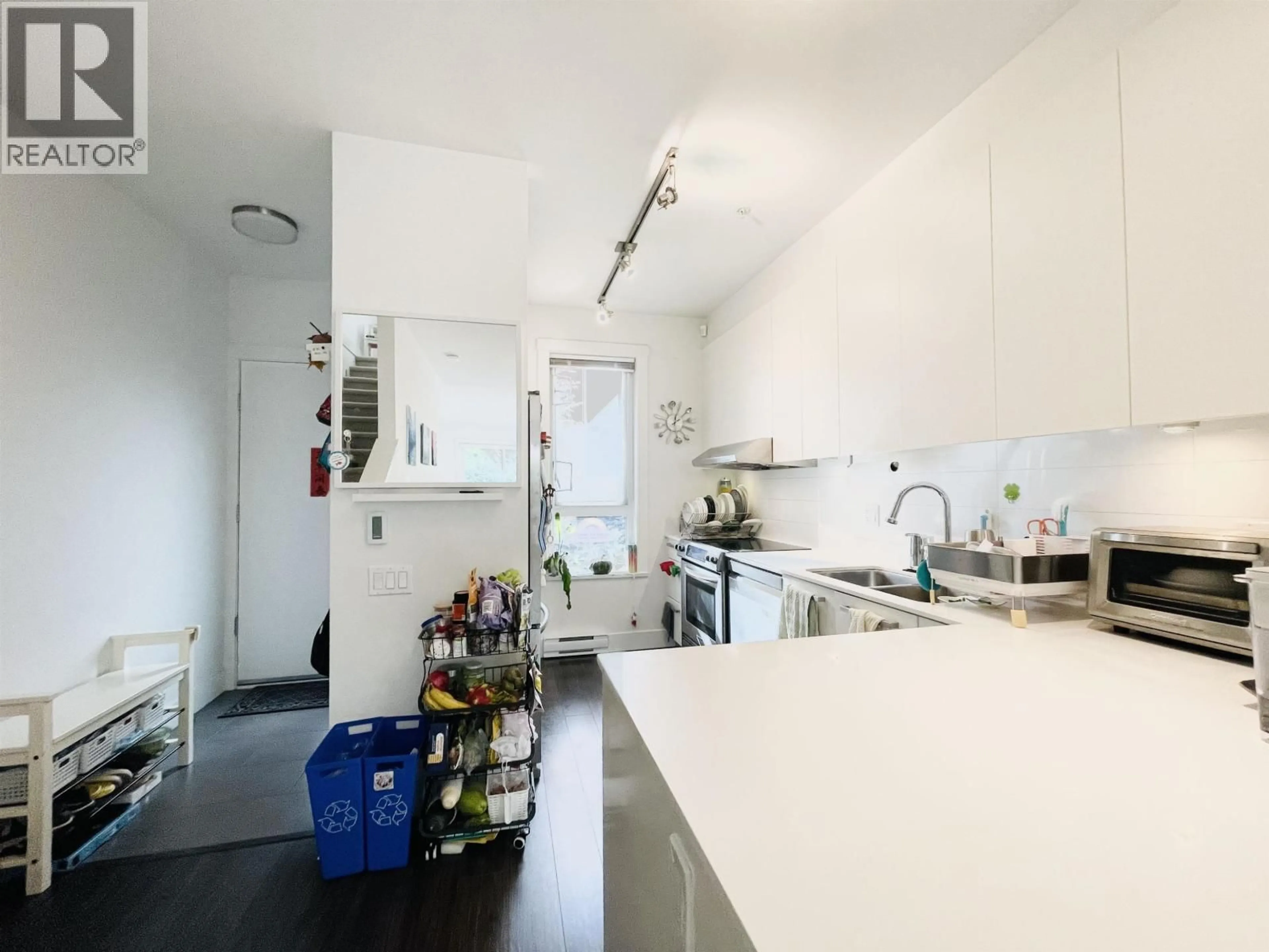 Standard kitchen, unknown for 35 - 6868 BURLINGTON AVENUE, Burnaby British Columbia V5J0G1